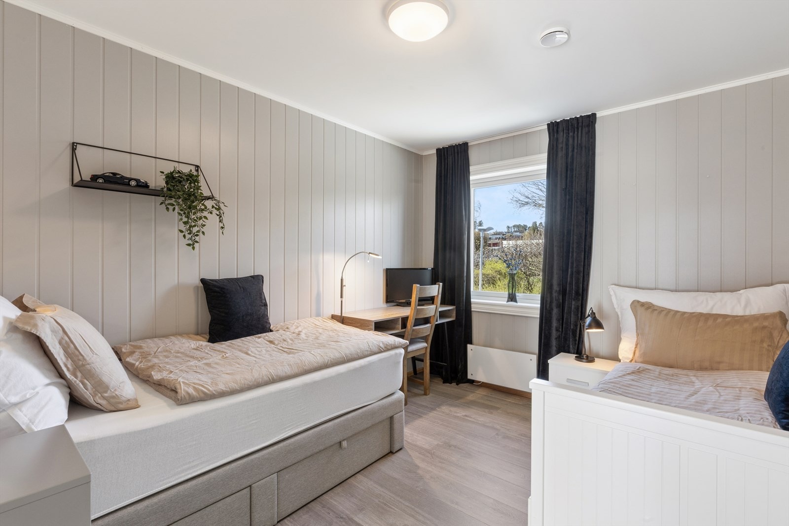 Det mellomste soverommet er også romslig og har plass til seng og oppbevaringsløsninger etter behov. Galleribilde