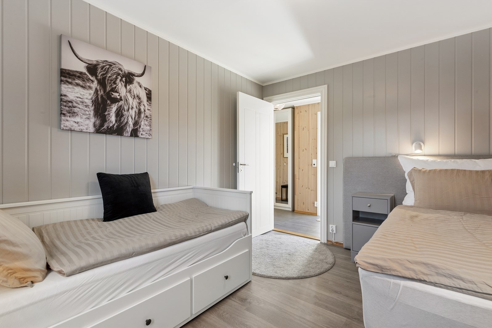 Rommet er idag innredet med to senger, skrivebord og nattbord. Galleribilde