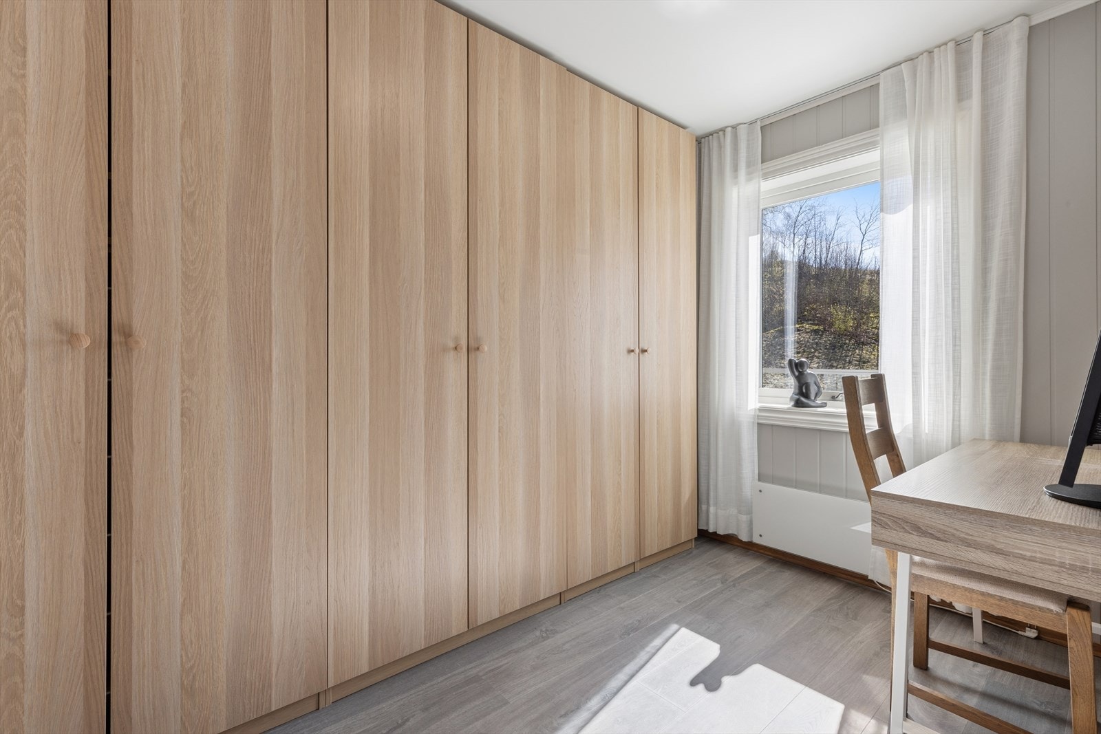 Minste soverommet er utstyrt med stort garderobeskap og egner seg godt som barnerom, gjesterom eller hjemmekontor. Galleribilde