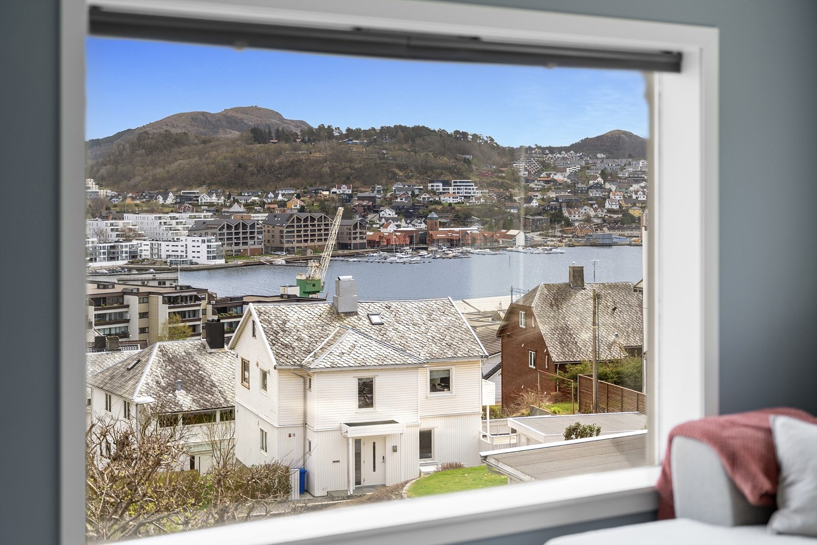 Fra boligen kan du nyte en storslått panoramautsikt over byen og den idylliske innseilingen til Sandnes. Galleribilde