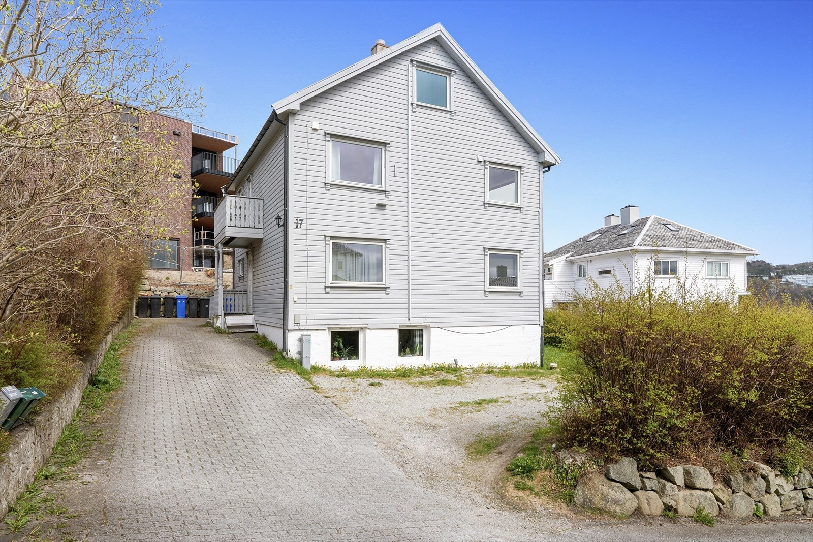 Gode parkeringsmuligheter på felles tomt. Galleribilde