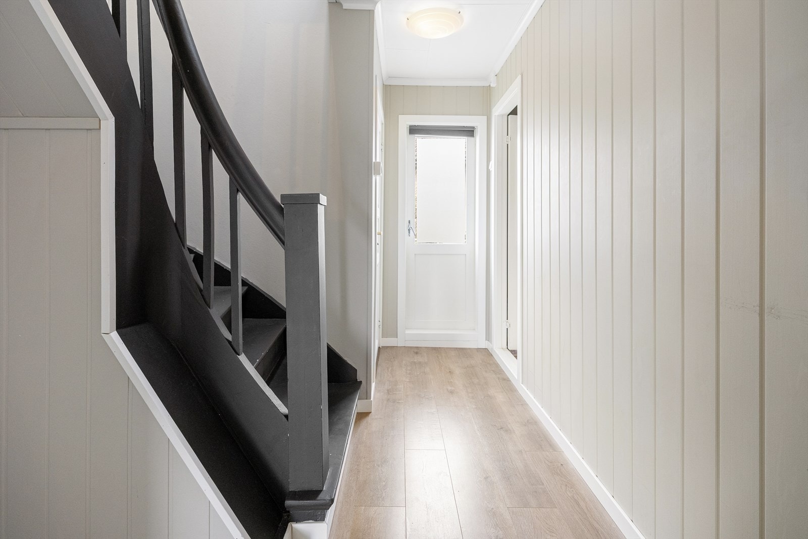 Entréen fremstår lys og innbydende. Galleribilde