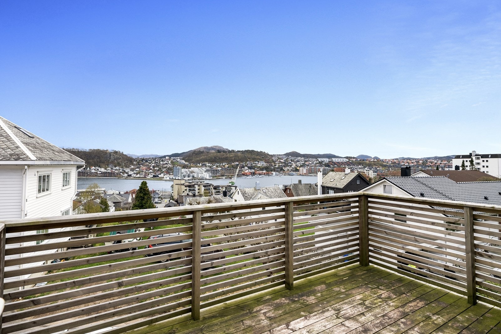 Fra kjøkkenet er det direkte utgang til en trivelig veranda med herlig utsikt. Galleribilde