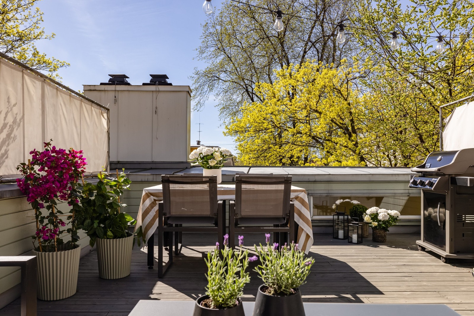 Takterrassen har terrassebord på gulv som ble beiset i 2025 og god plass til flere ulike sittegrupper. Galleribilde