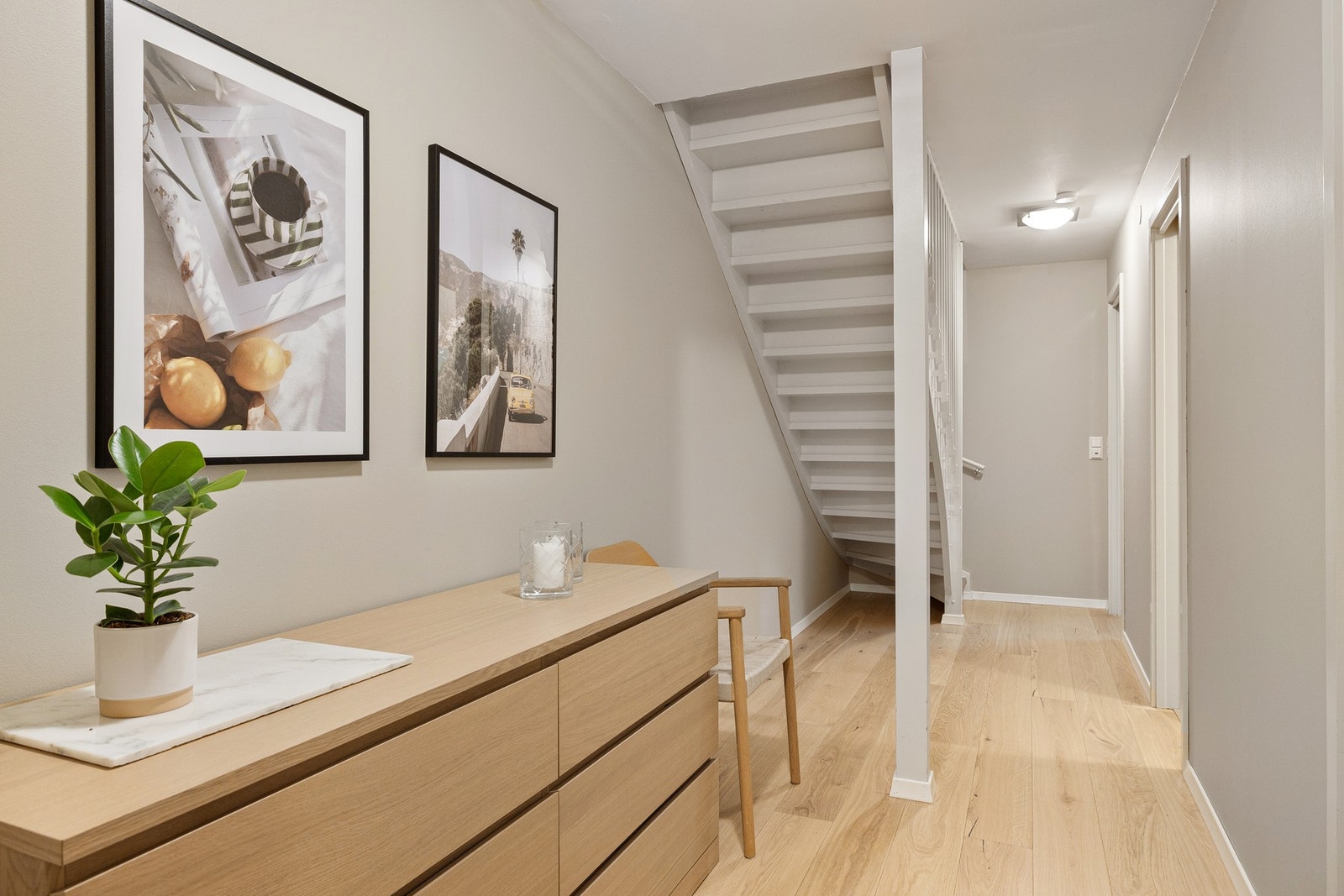 Boligen har også full kjelleretasje som i dag er innredet med gang, stue, baderom, vaskerom og bod. Galleribilde