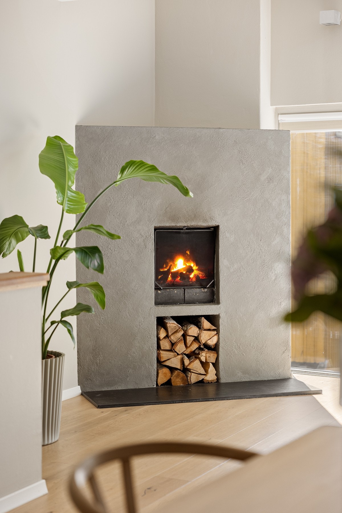 I hjørnet av stuen er det en flott murt peis som bidrar til ekstra hygge. Galleribilde