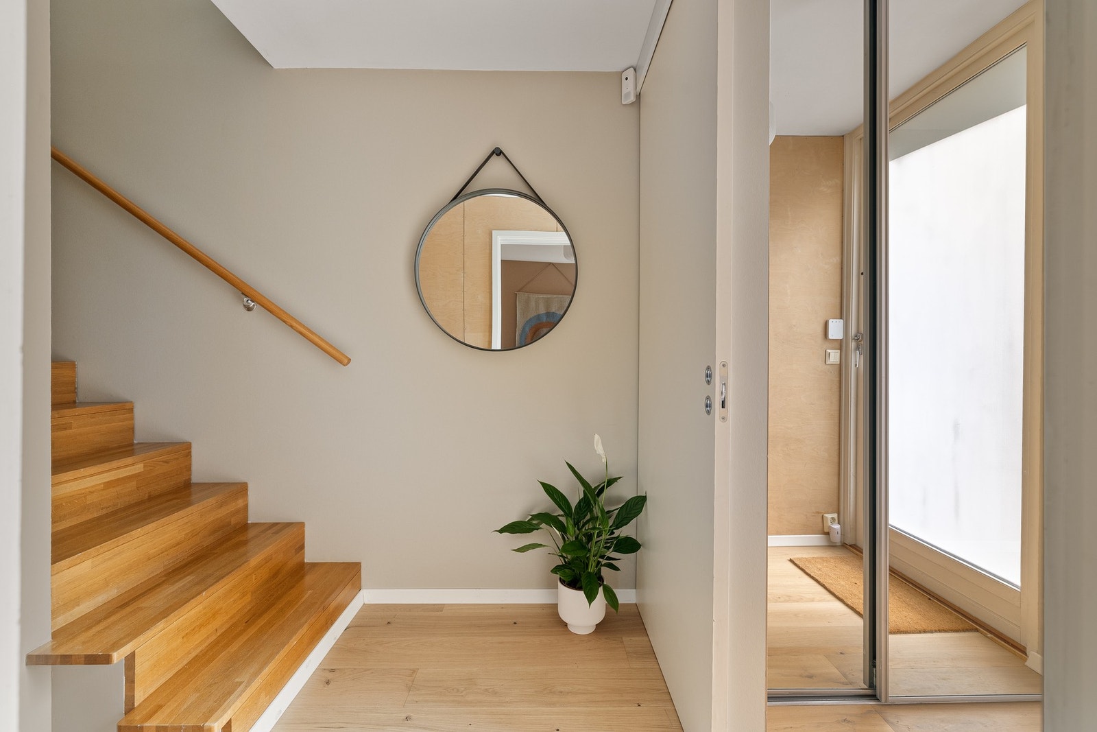 I entréen har du god oppbevaringsplass i stor plassbygget skyvedørsgarderobe med speildører. Galleribilde