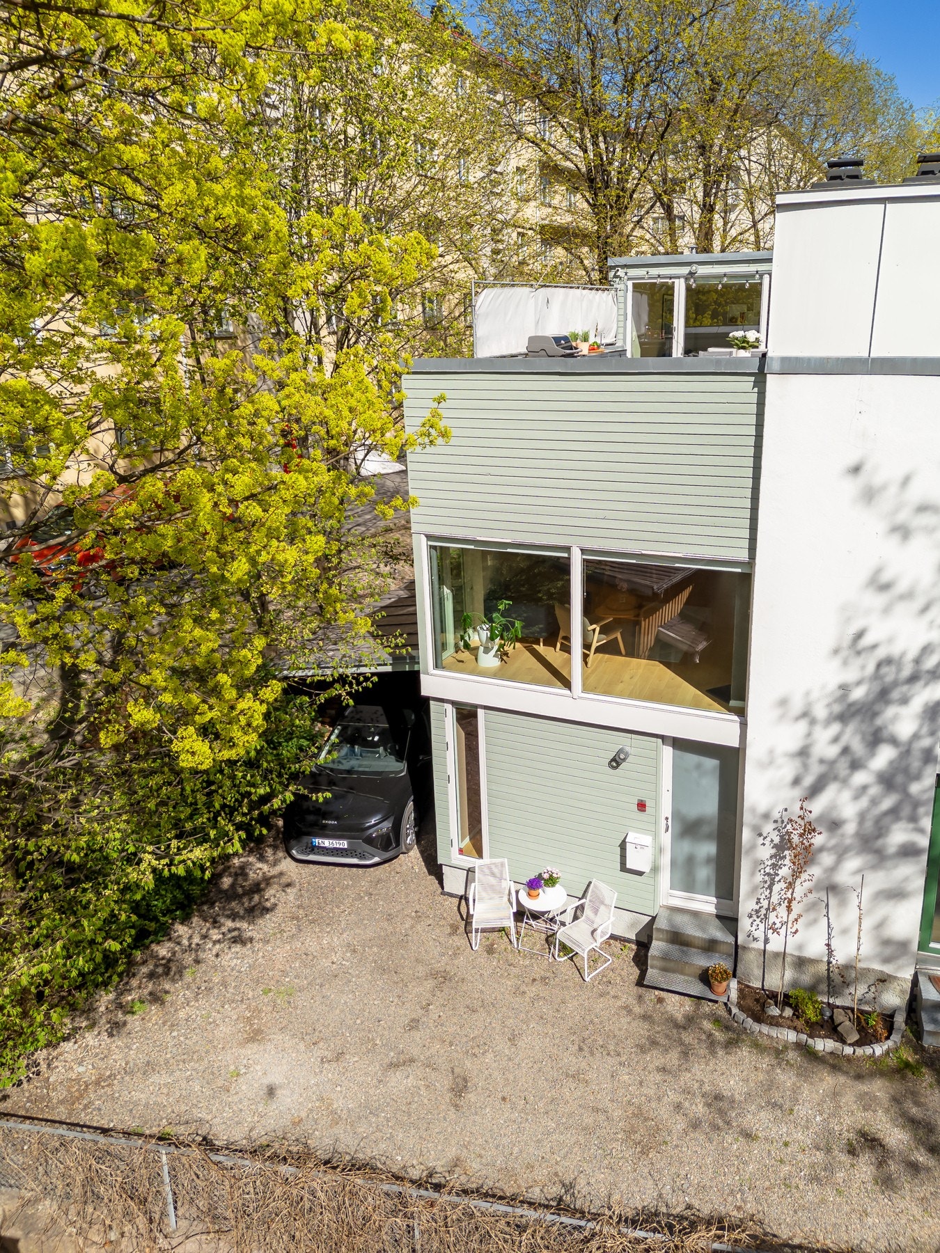 Hele tomannsboligen ble malt utvendig i 2024 med 12 års garanti på malerarbeid. Galleribilde