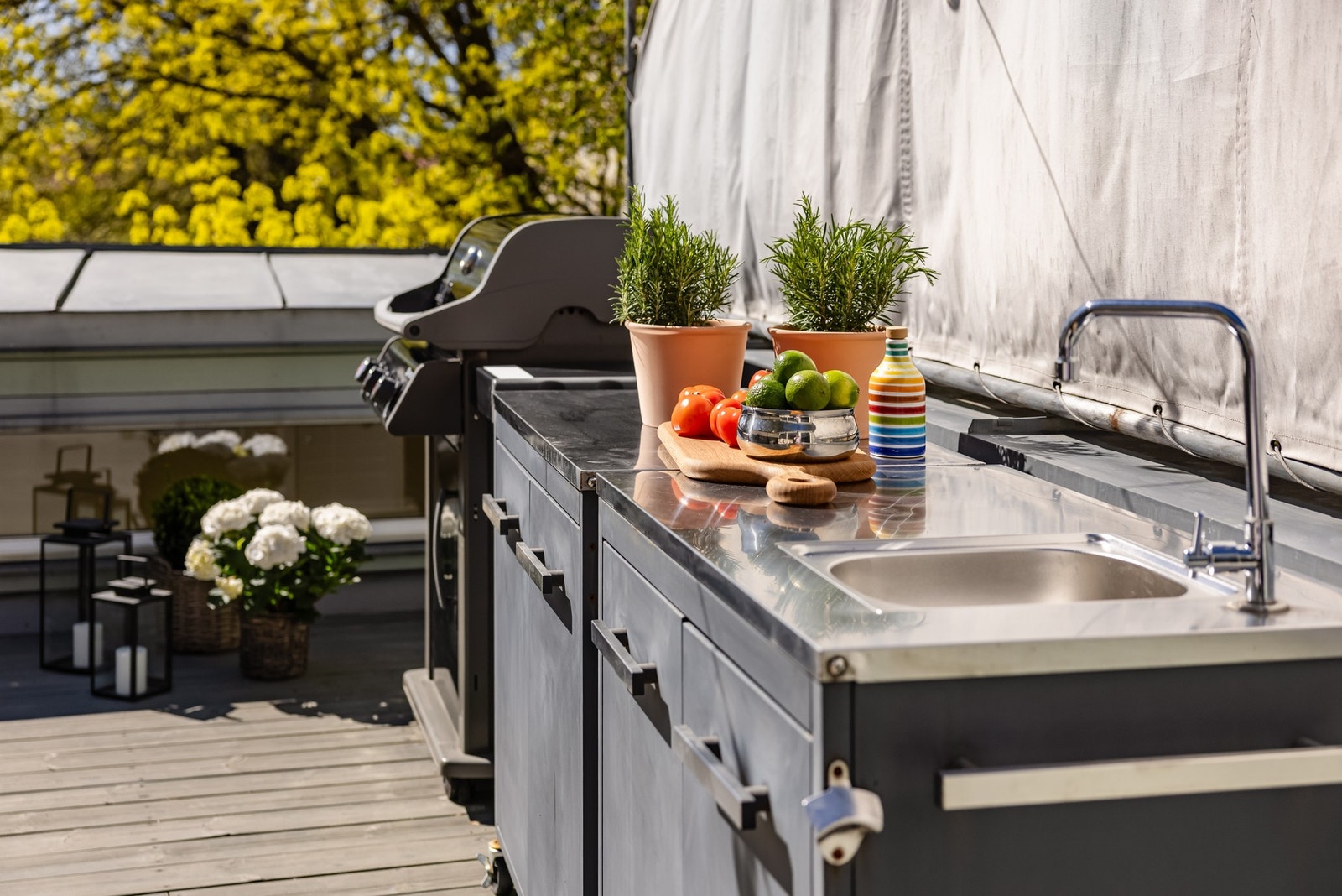 På terrassen er det montert et utekjøkken med naturlig plass til grill ved siden av. Galleribilde