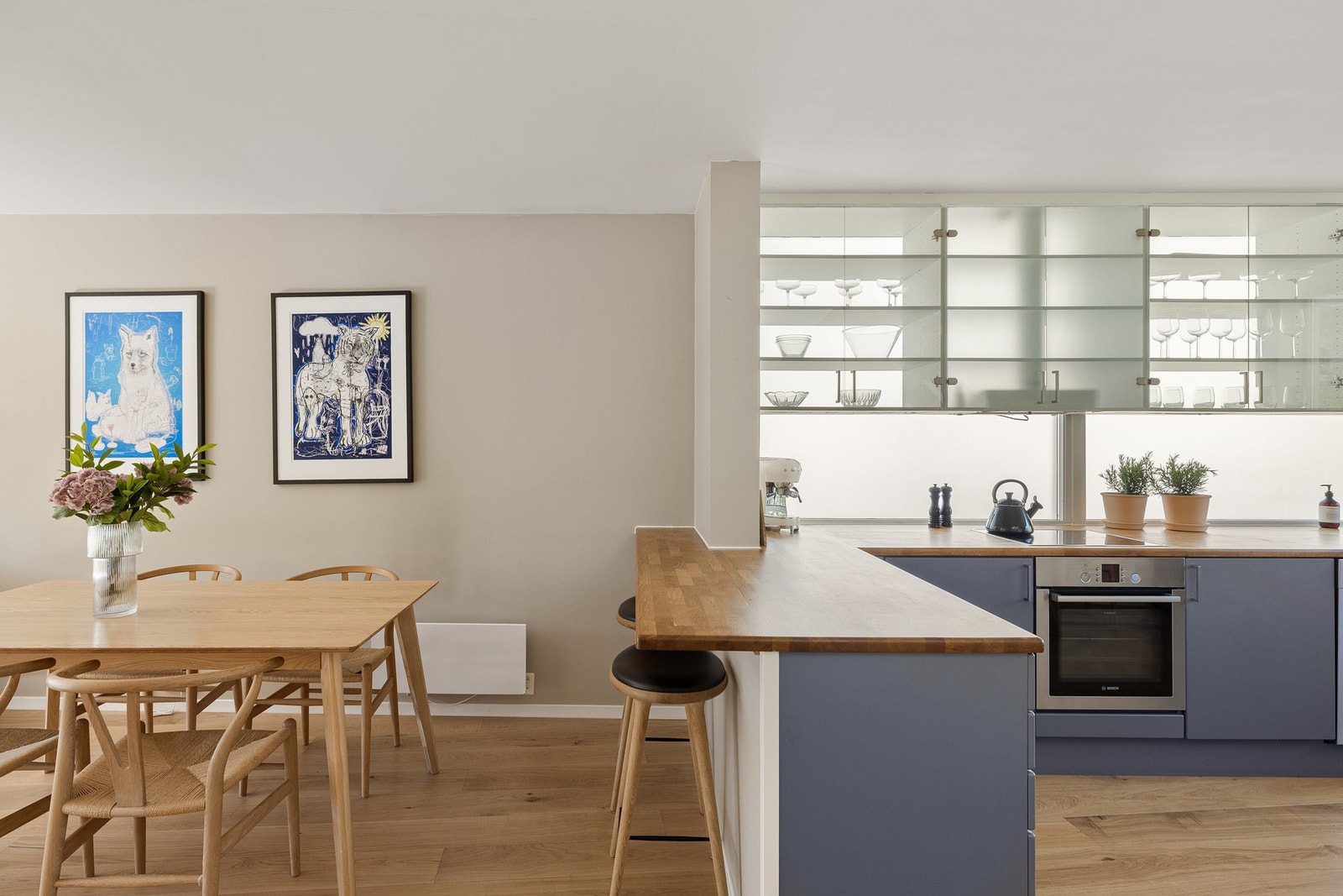De store vindusflatene gir rikelig med lys som bidrar til en unikt og stilig kjøkken. Mot spisestuen er det en praktisk halvøy som gir hyggelig sitteplass med barstoler. Galleribilde