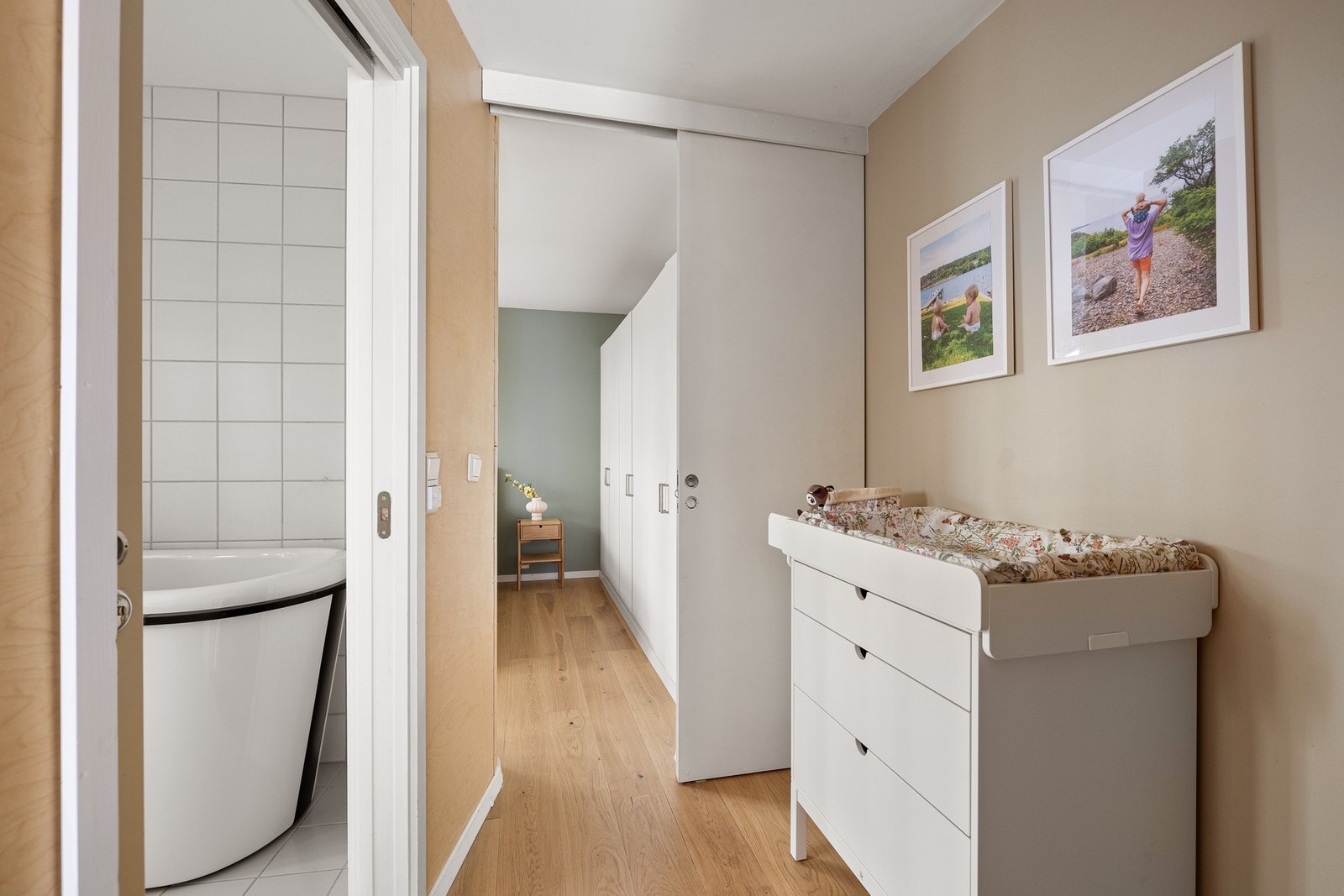 Rett utenfor baderommet er det naturlig plass til stellebord. Galleribilde