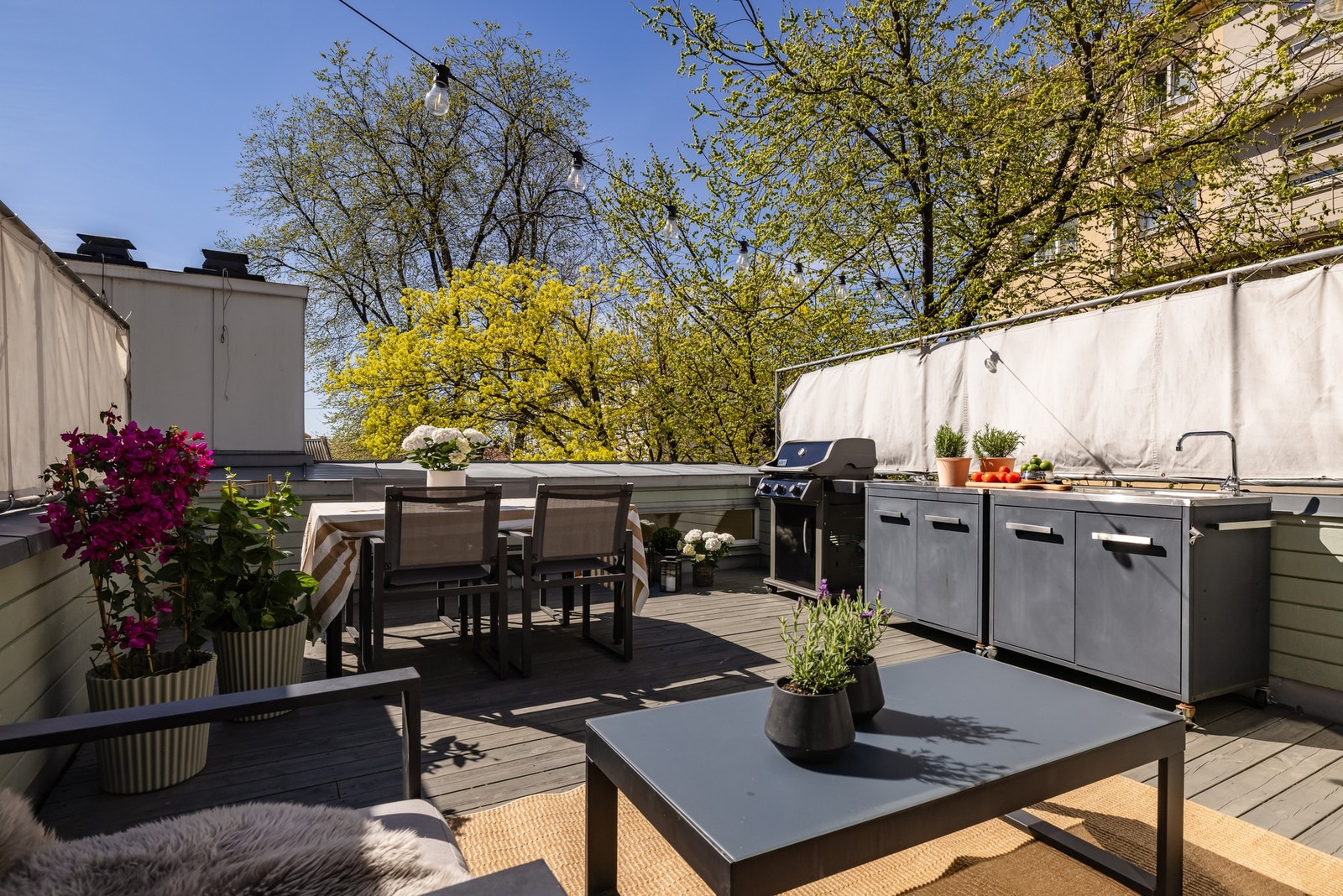 Fra stuen er det utgang til en fantastisk flott takterrasse på 23m². Her har du gode solforhold fra ca. klokken 9-18 på sommerstid. Galleribilde