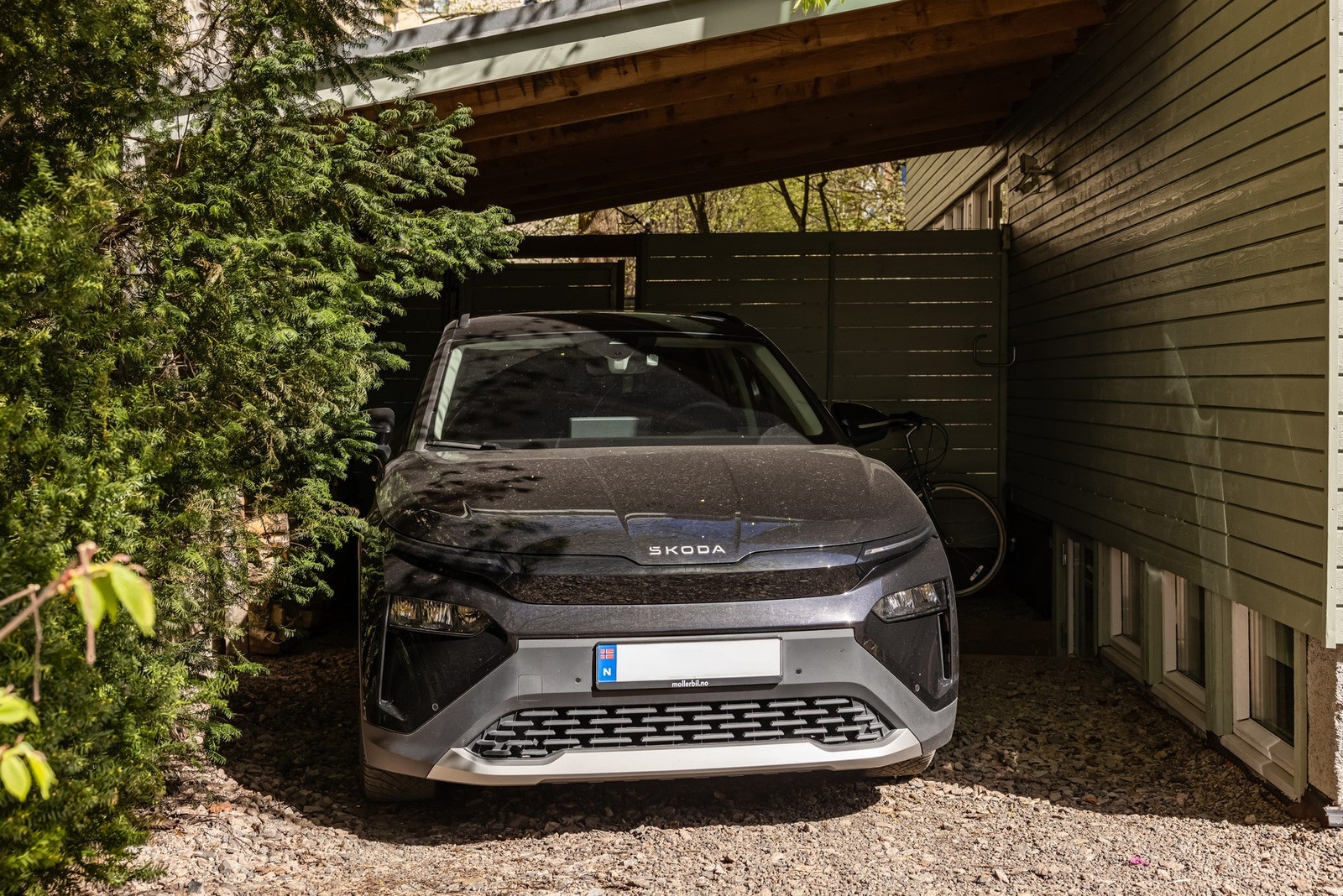 Parkering i inntilbygget carport og biloppstillingsplass på gruset gårdsplass. Det er tilrettelagt for montering av elbil-lader. Galleribilde