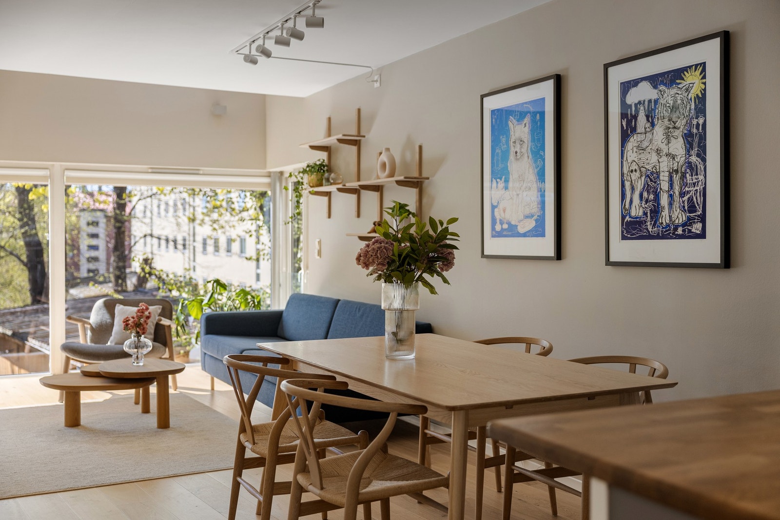 I stuen er det plass til både sofagruppe med salongbord og et stort spisebord. Galleribilde