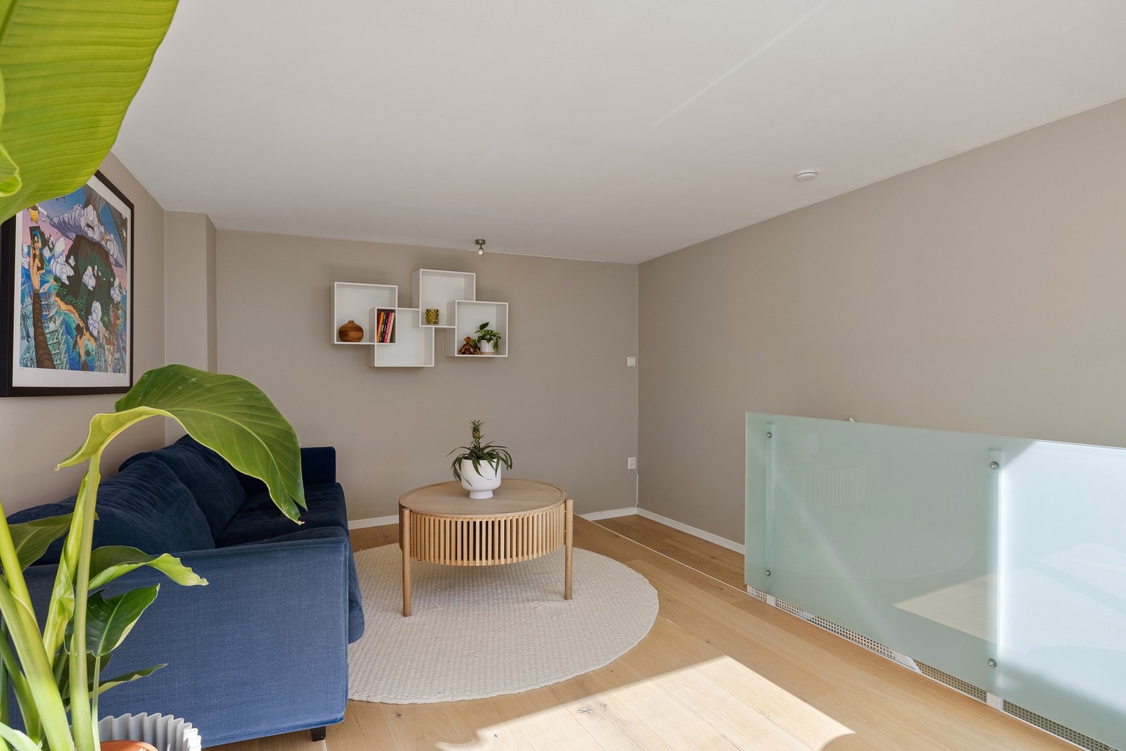 Stuen har god standard med fin parkett fra 2021 på gulv, glatte overflater malt i 2021 og moderne glassrekkverk mot trappen. Galleribilde