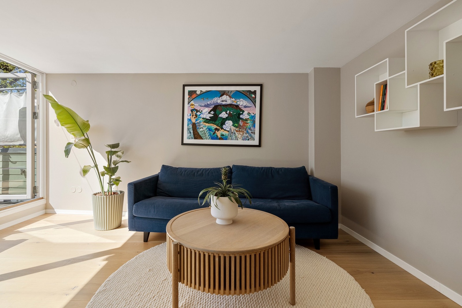 Her har du en fin ekstra stue med god plass til sofagruppe og hjemmekontor om ønskelig. Galleribilde