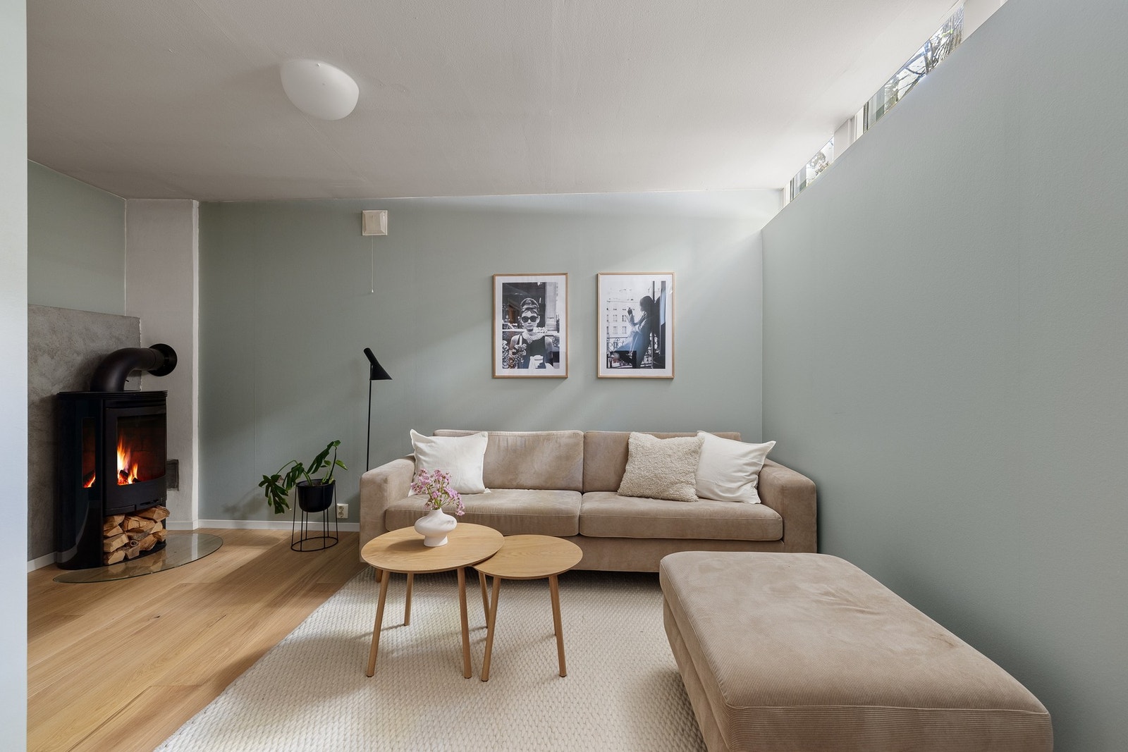 I hjørnet av rommet er det en moderne vedovn som både gir god varme og bidrar til ekstra hygge. Galleribilde