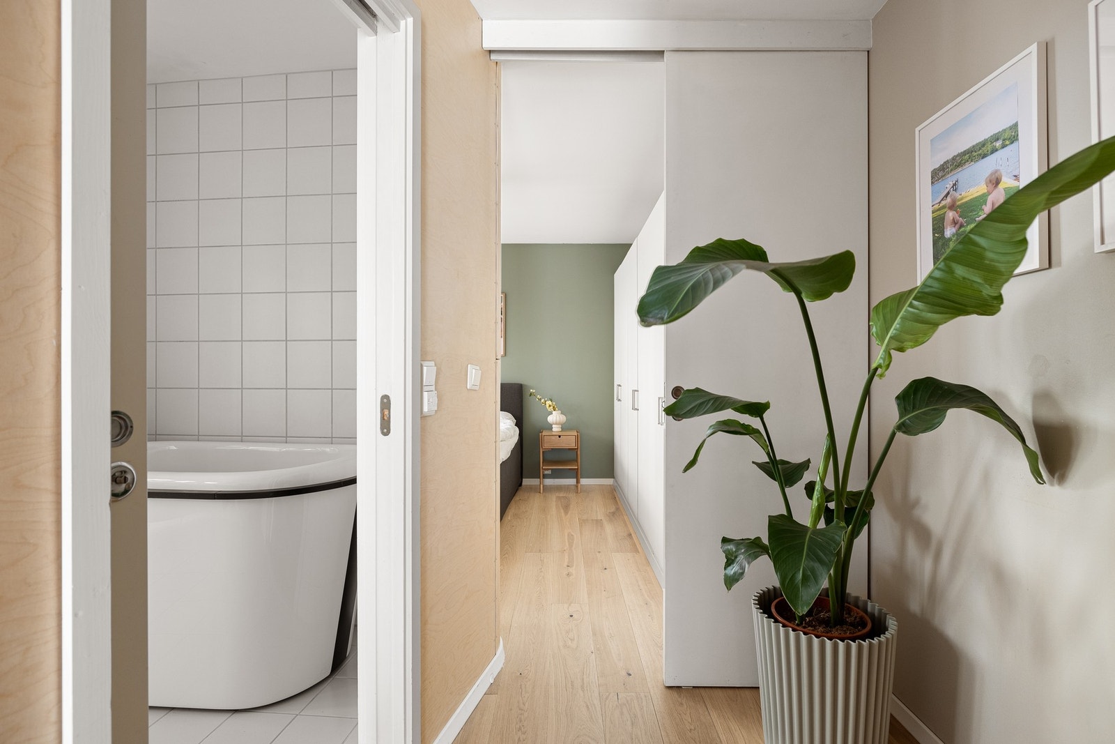 Praktisk og plassbesparende med skyvedører inn til samtlige rom i denne etasjen. Galleribilde