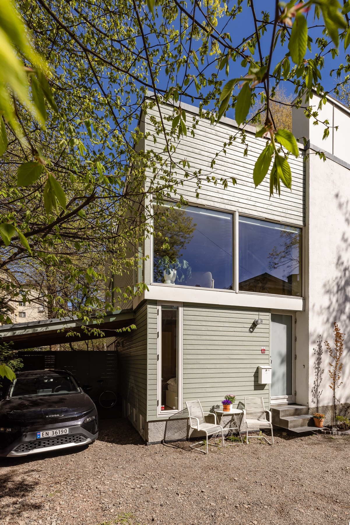 En del av vertikaldelt tomannsbolig tegnet av arkitekt Knut Hjeltnes. Boligen ble oppført i 2000 i moderne funkisstil og har innhold over tre plan samt kjeller. Galleribilde