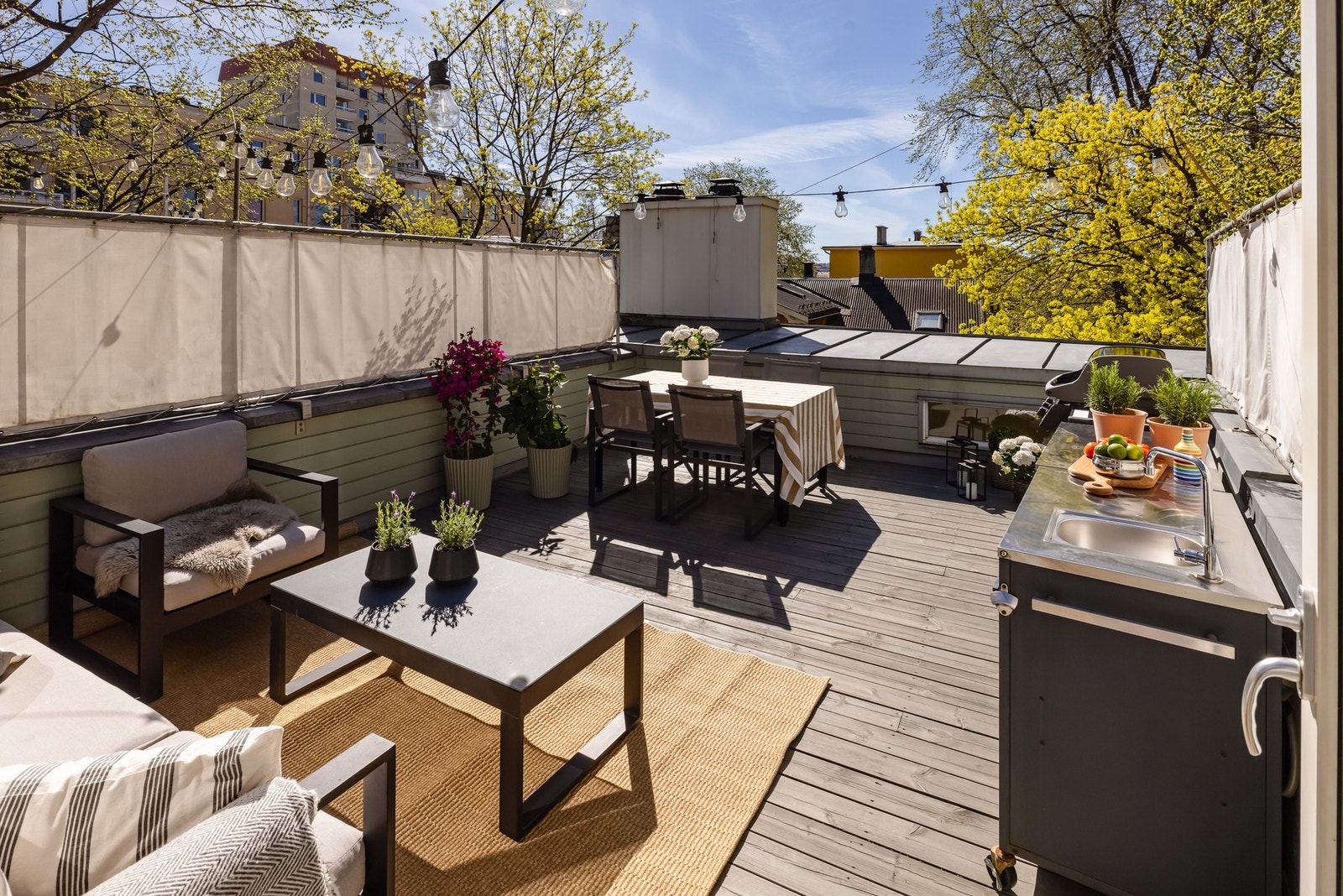 Fra stuen i toppetasjen er det utgang til en stor takterrasse på 23m² med utekjøkken og gode solforhold - perfekt for lange og late sommerdager! Galleribilde
