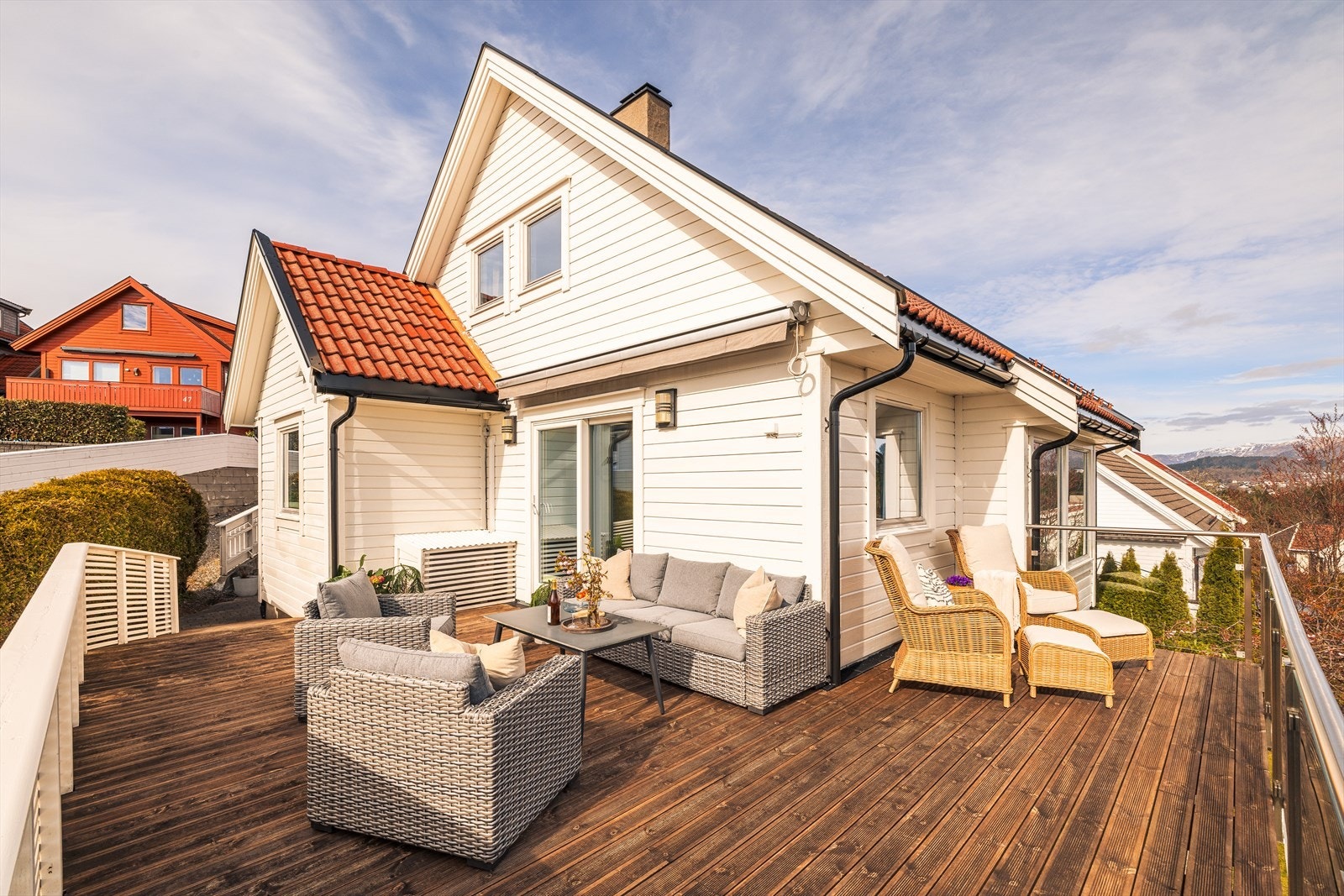Elektrisk markise er perfekt på varme sommerdager for god avskjerming. Galleribilde
