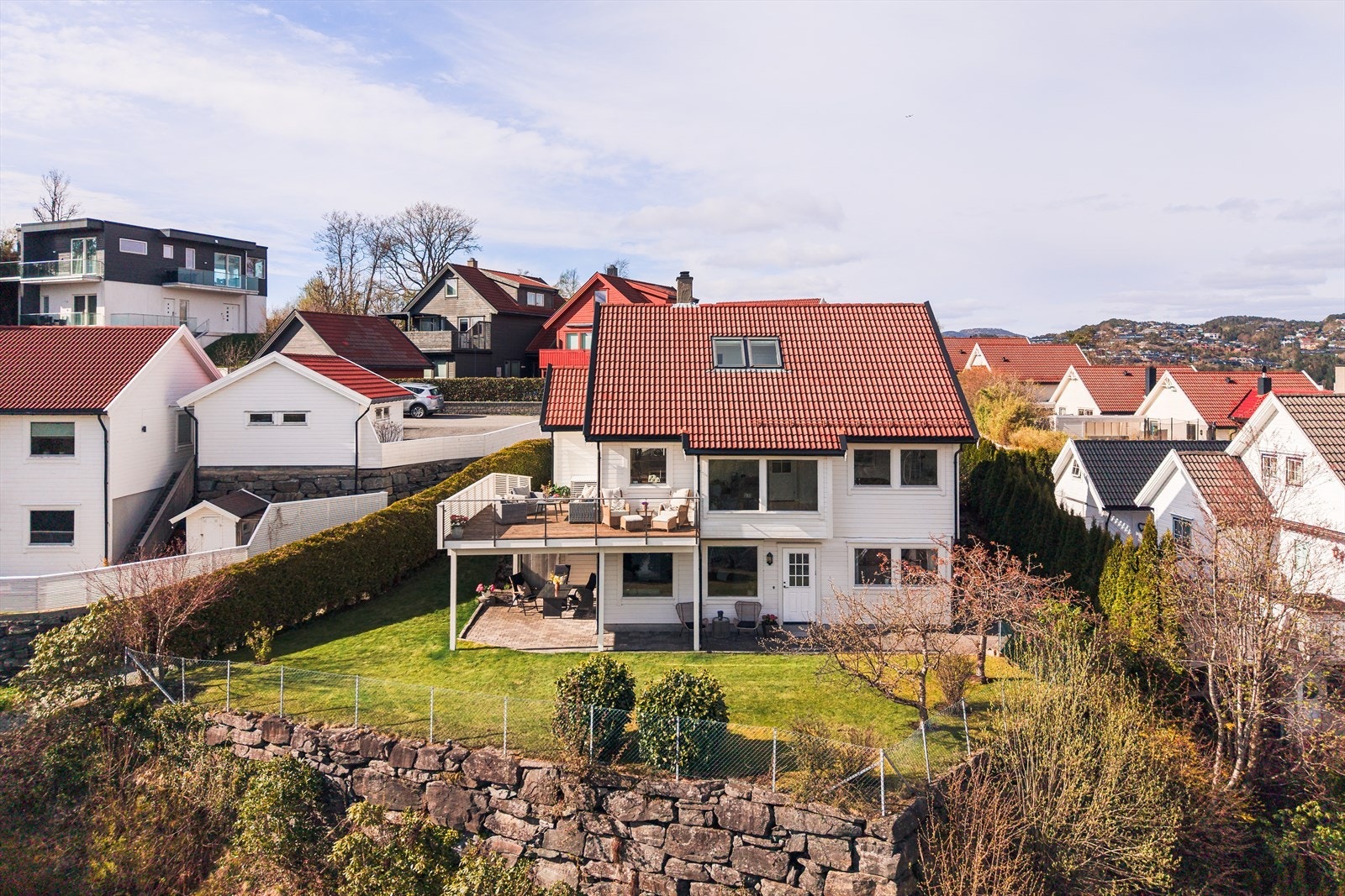 Her finner du en romslig gressplen, vakre prydbusker, hekk, og flere terrasser. Galleribilde