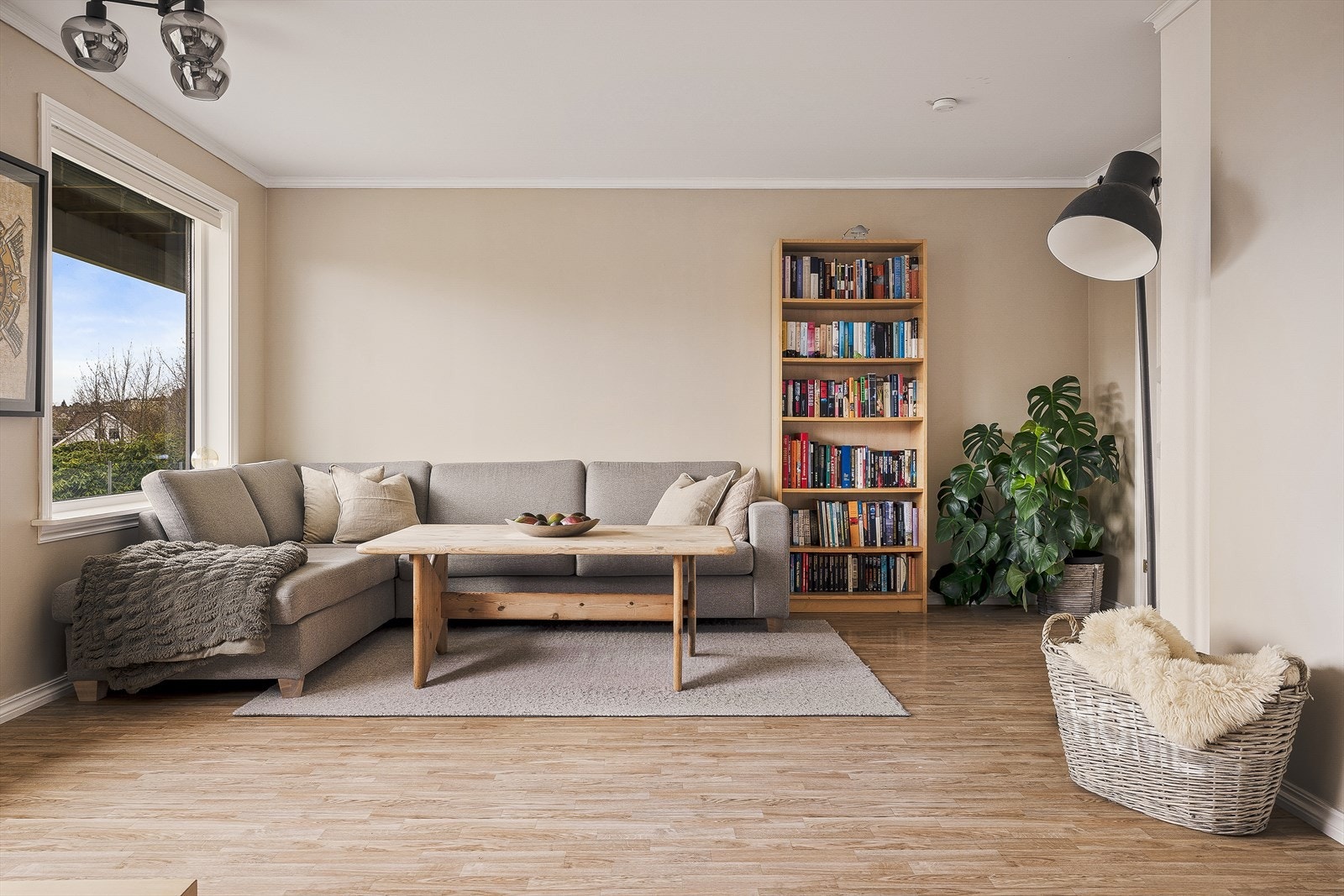 Stuen er stor og luftig med god plass til flere sittegrupper og spisestue. Galleribilde