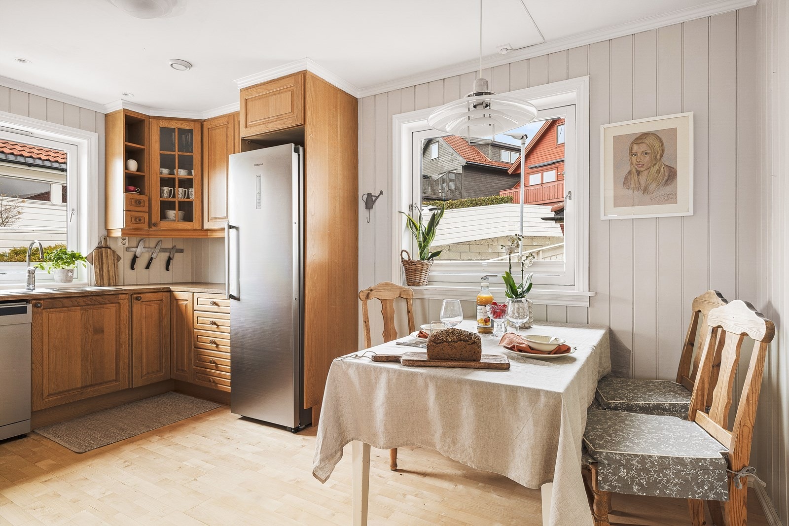 God plass til kjøkkenbord for koselige frokoster og middager i en hektisk hverdag. Galleribilde