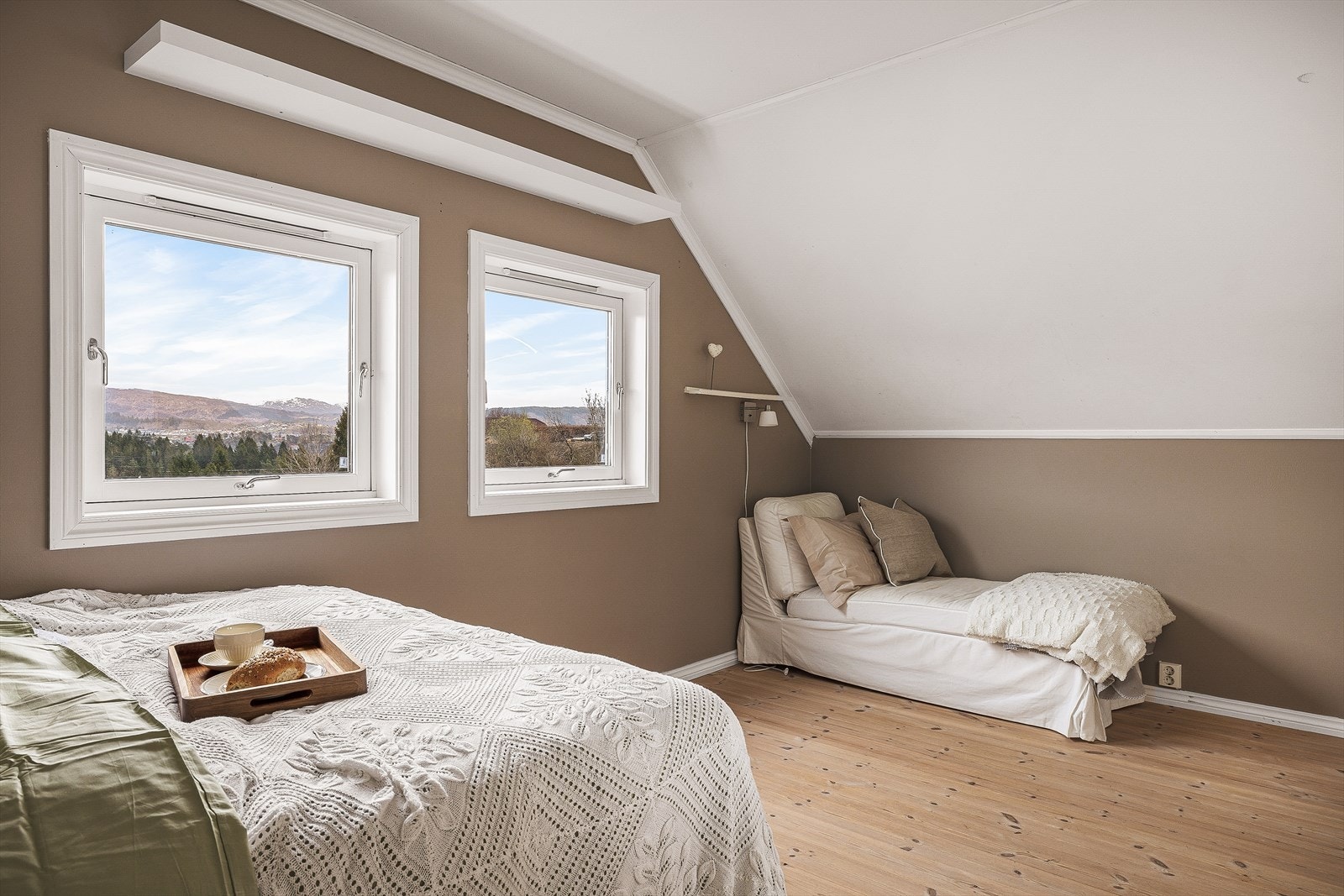 Begge soverommene har kott i knevegg for gode lagringsmuligheter. Galleribilde