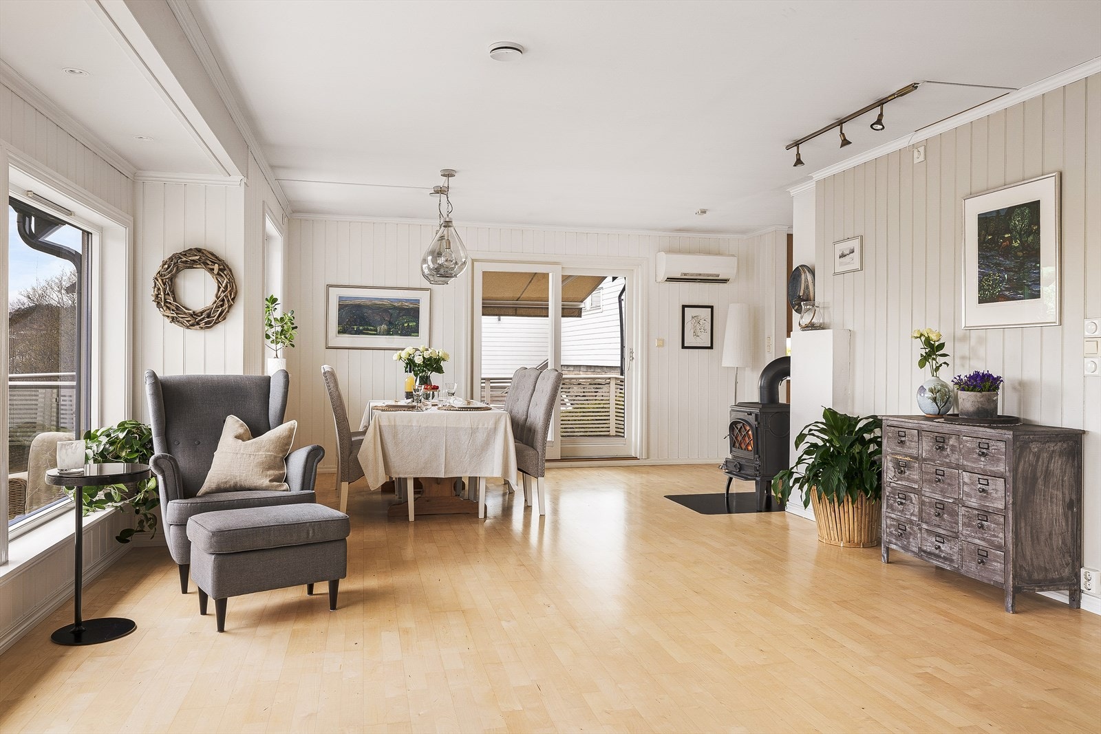 Stuen er lys og romslig, med store vindusflater som gir rikelig med naturlig lys. Galleribilde