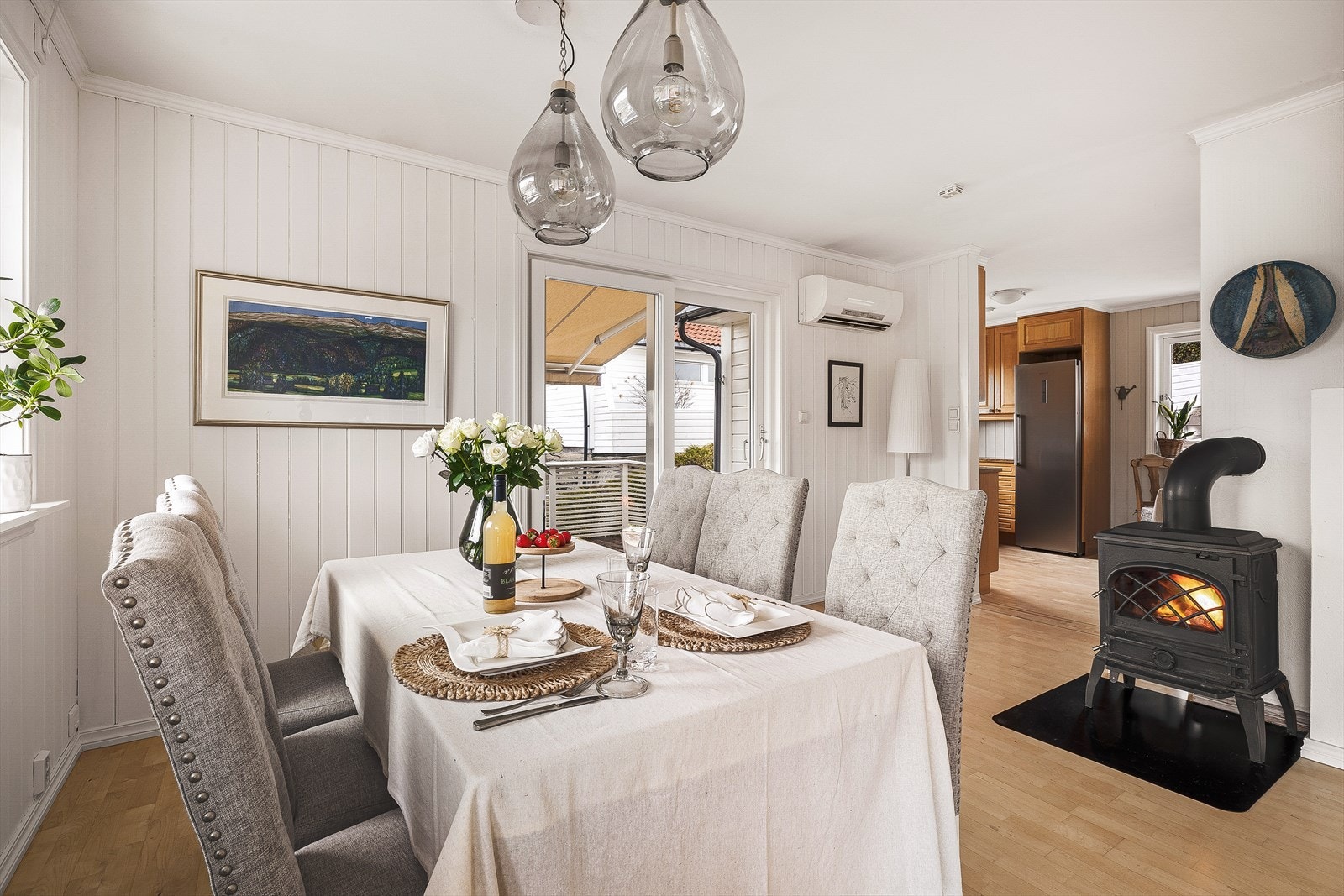 Det er god plass til spisestue for hyggelige sammenkomster med familie og venner. Galleribilde