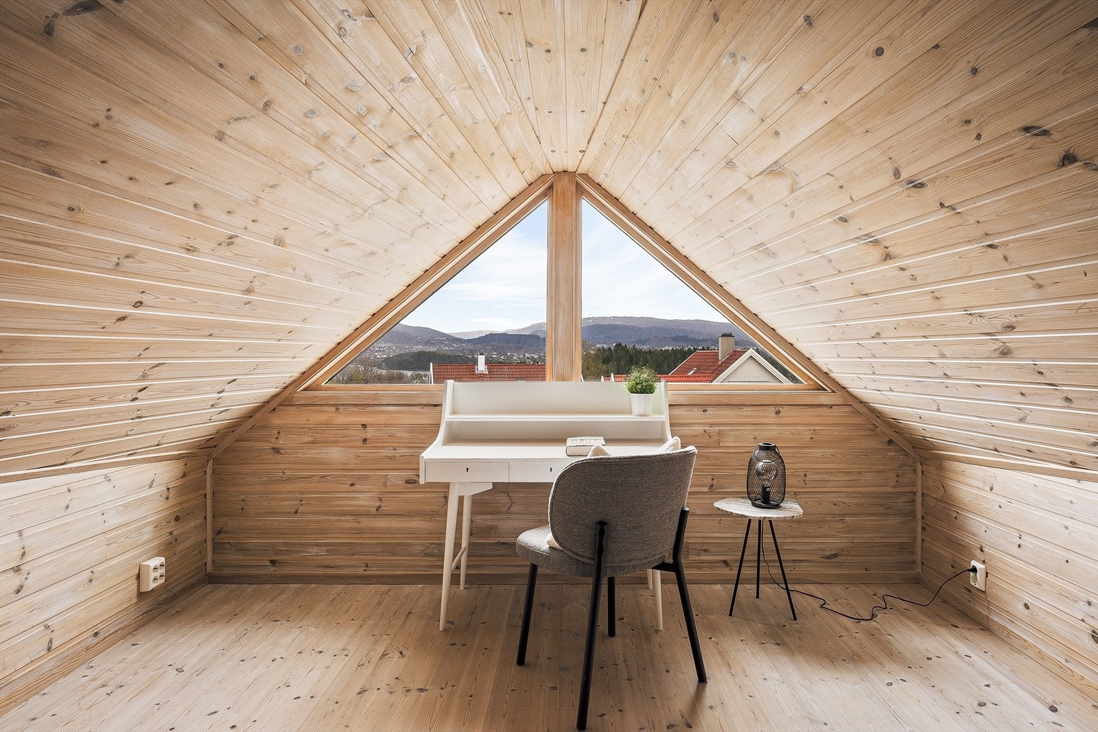 Loftet over garasjen byr på rikelig med oppbevaringsplass, og er i tillegg isolert. Galleribilde