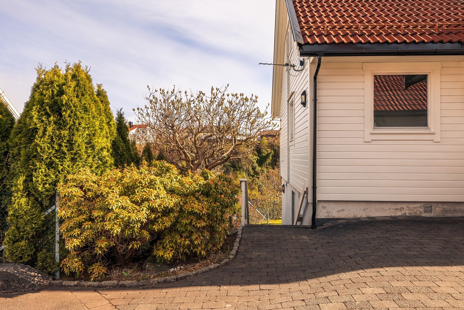 Huset har godkjent hageleilighet, men underetasjen er i dag integrert i hoveddelen. Hageleiligheten har egen trappetilkomst. Galleribilde