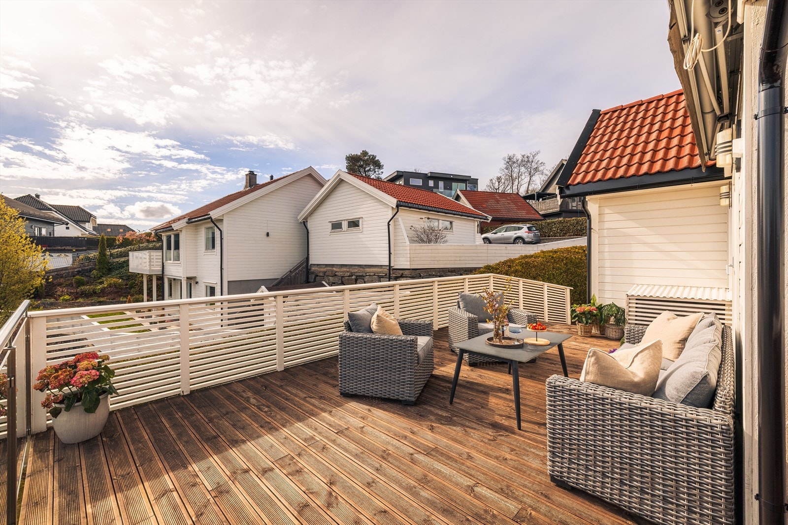På terrassen kan man nyte solen fra tidlig morgen (ca. kl. 07:00) til rundt kl. 21:00 midtsommers. Galleribilde