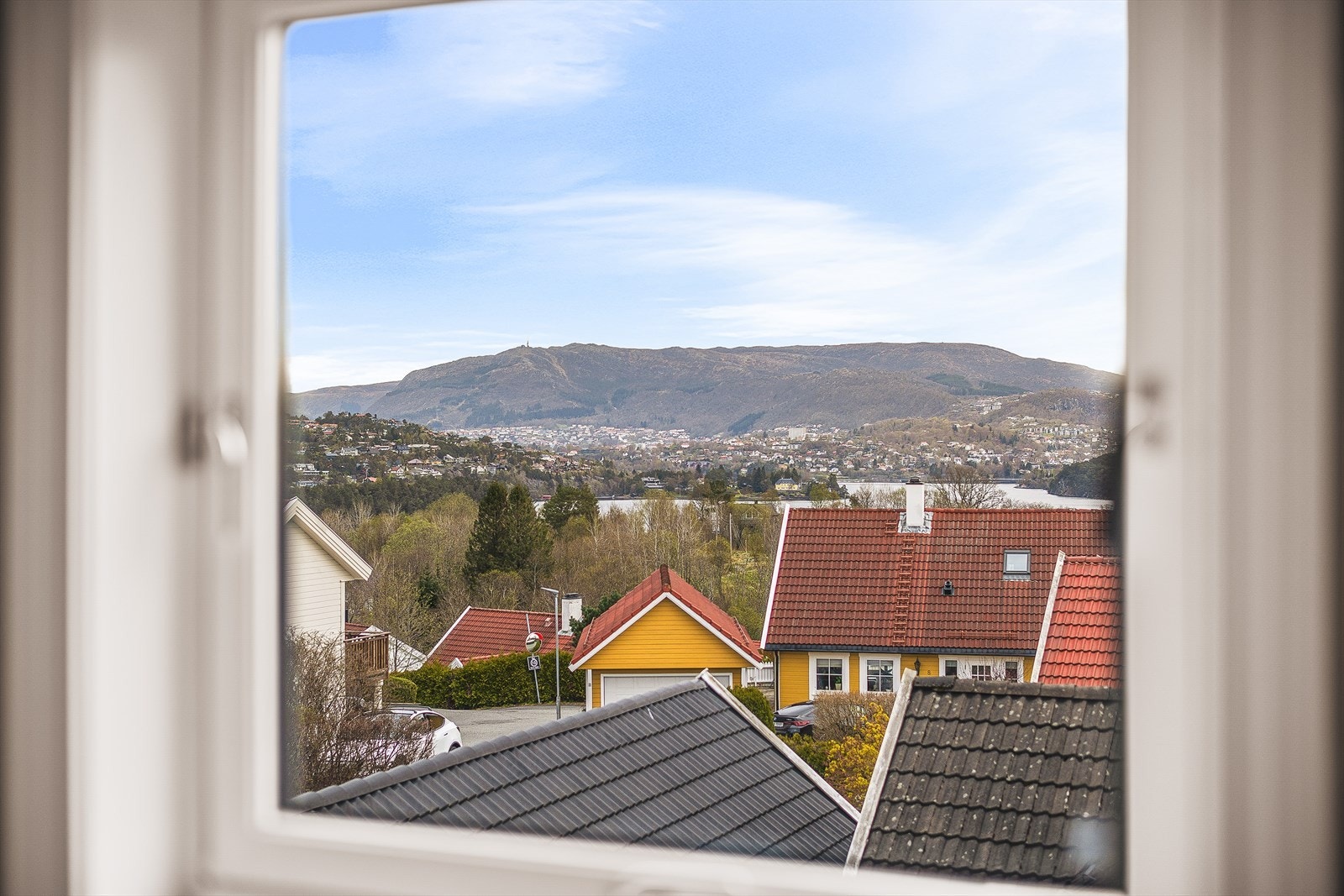 I andre etasje har man nydelig utsikt mot Nordåsvannet og majestetiske Ulriken. Galleribilde
