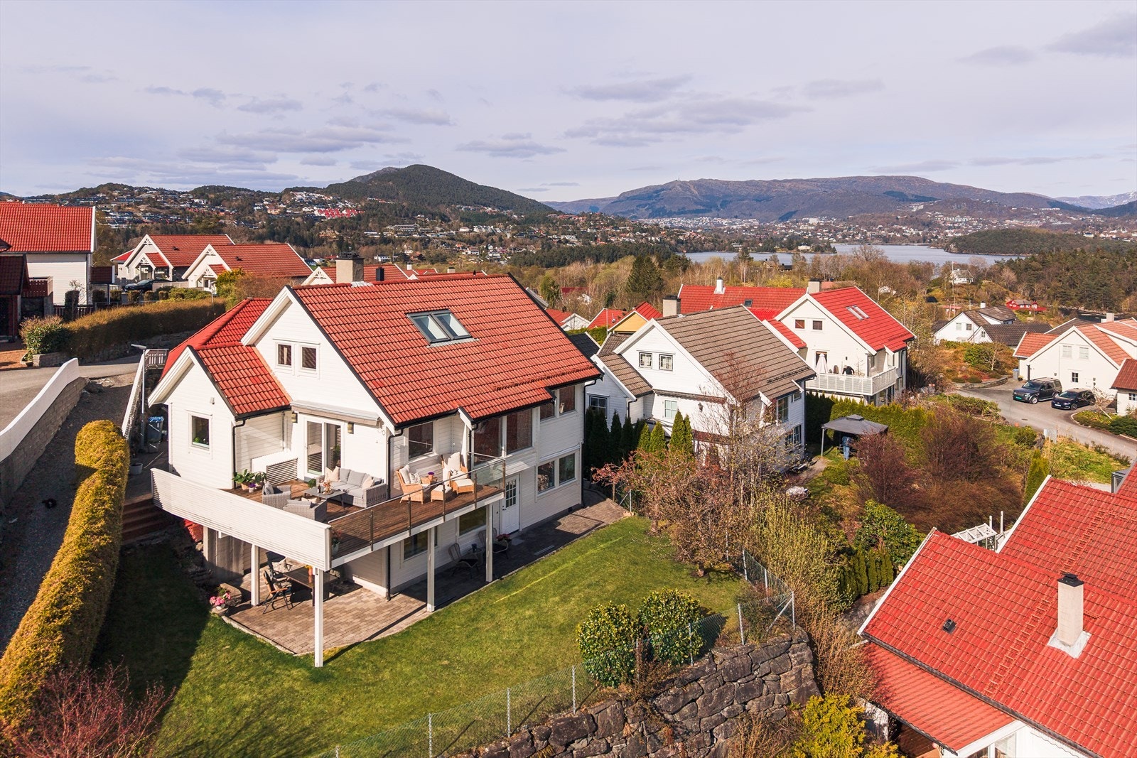 Velkommen til Søvikheia 14 - En nydelig og innholdsrik enebolig i meget attraktivt boligområde på Søreidgrend. Galleribilde