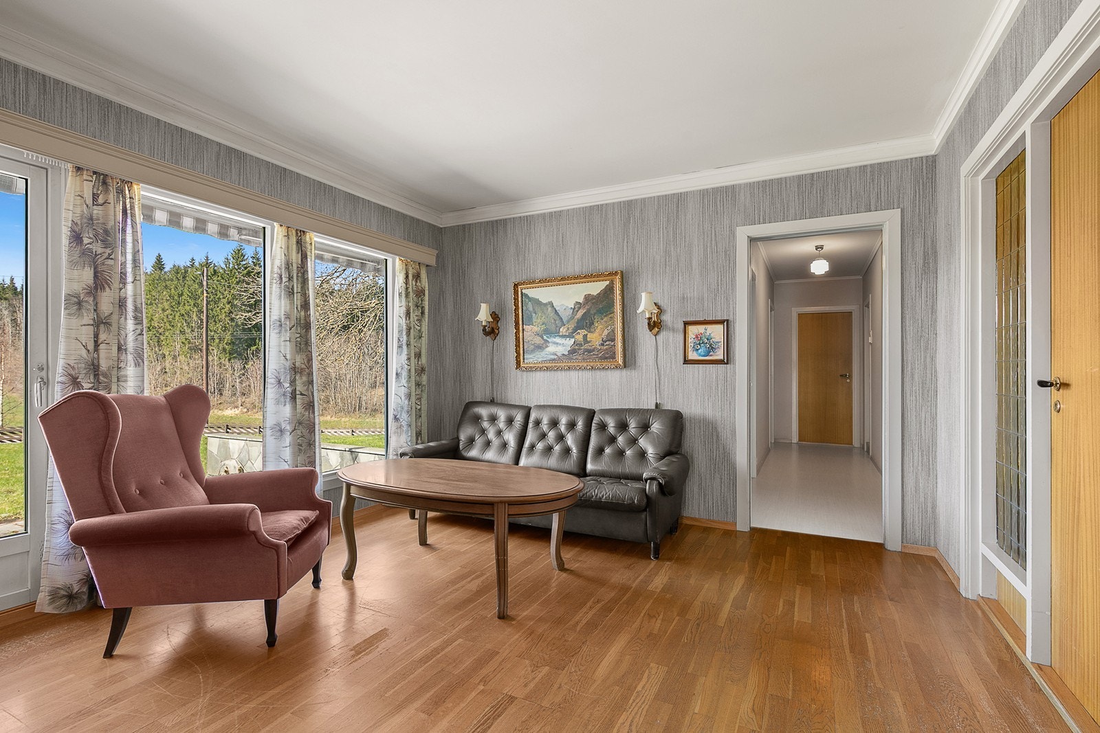 Fra entré kommer men inn i en av de romslige stuene Galleribilde