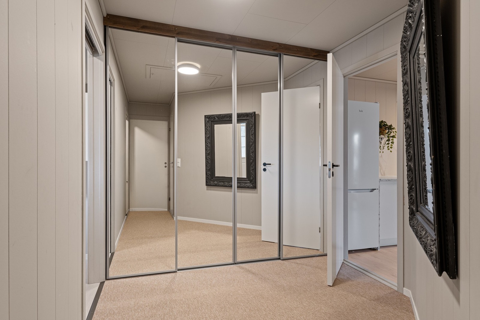 Stor gang med skyvedørsgarderobe Galleribilde