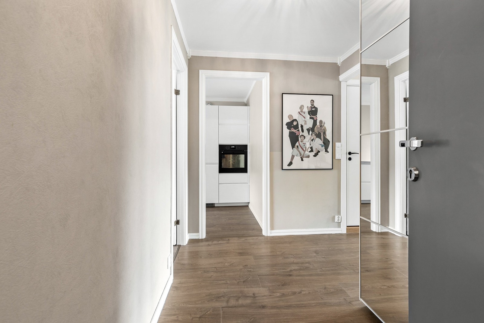 Entré/gang med laminat på gulv og slette flater på vegger og i himling Galleribilde