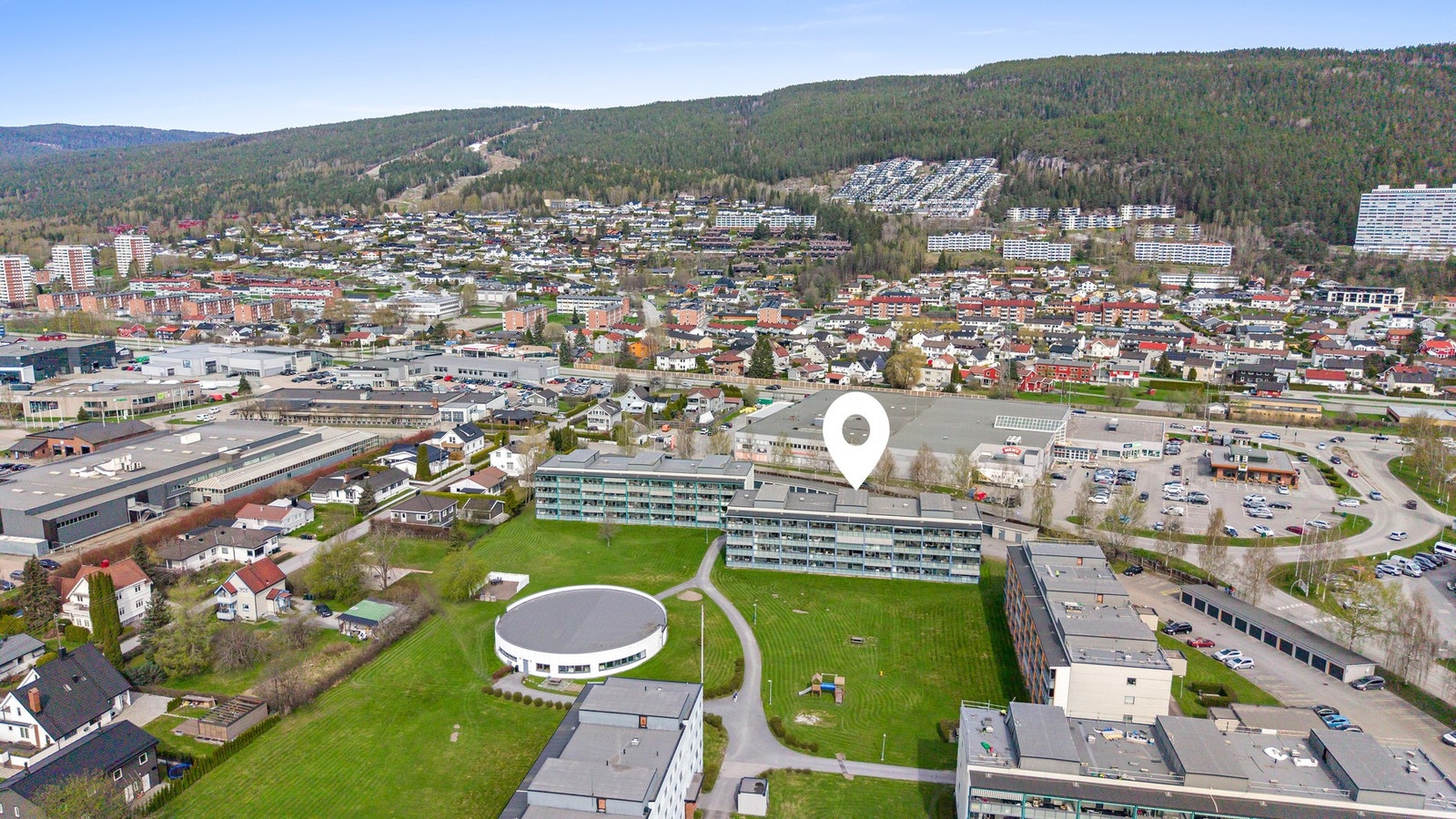 Eiendommen har en sentral beliggenhet på Åssiden med kort vei til et bredt spekter av fasiliteter og servicetilbud Galleribilde