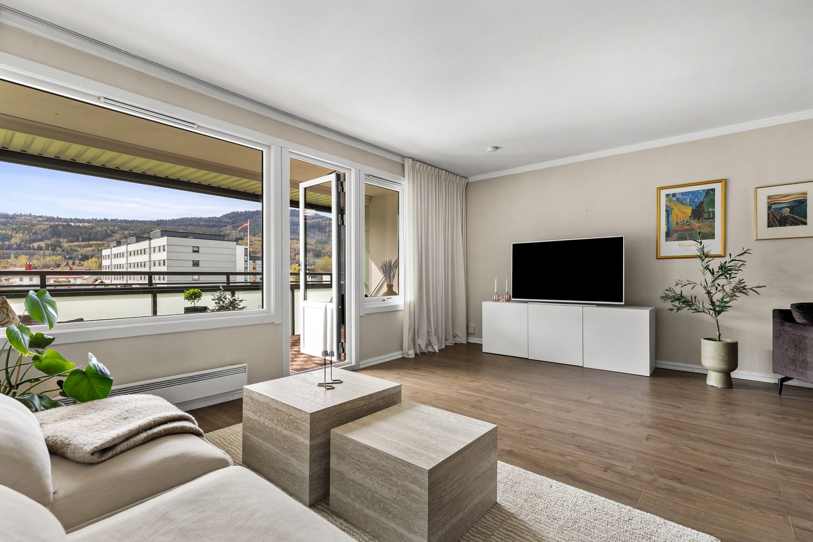 Rommet har store vindusflater som slipper inn rikelig med naturlig lys Galleribilde