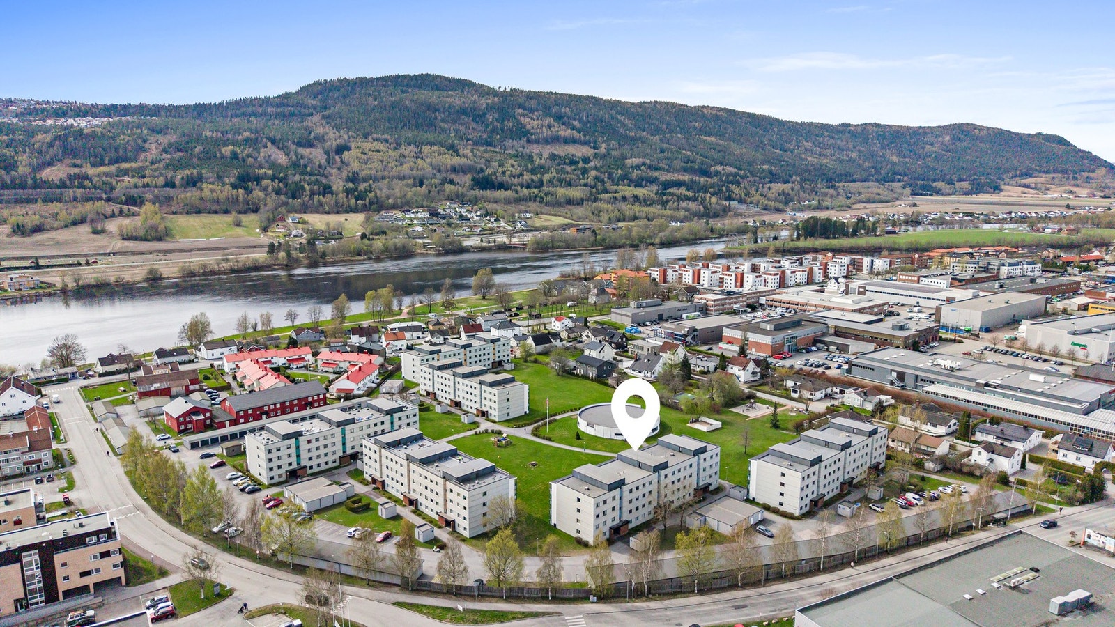 Det er kort vei til elveparken og flotte turstier langs elvepromenaden Galleribilde