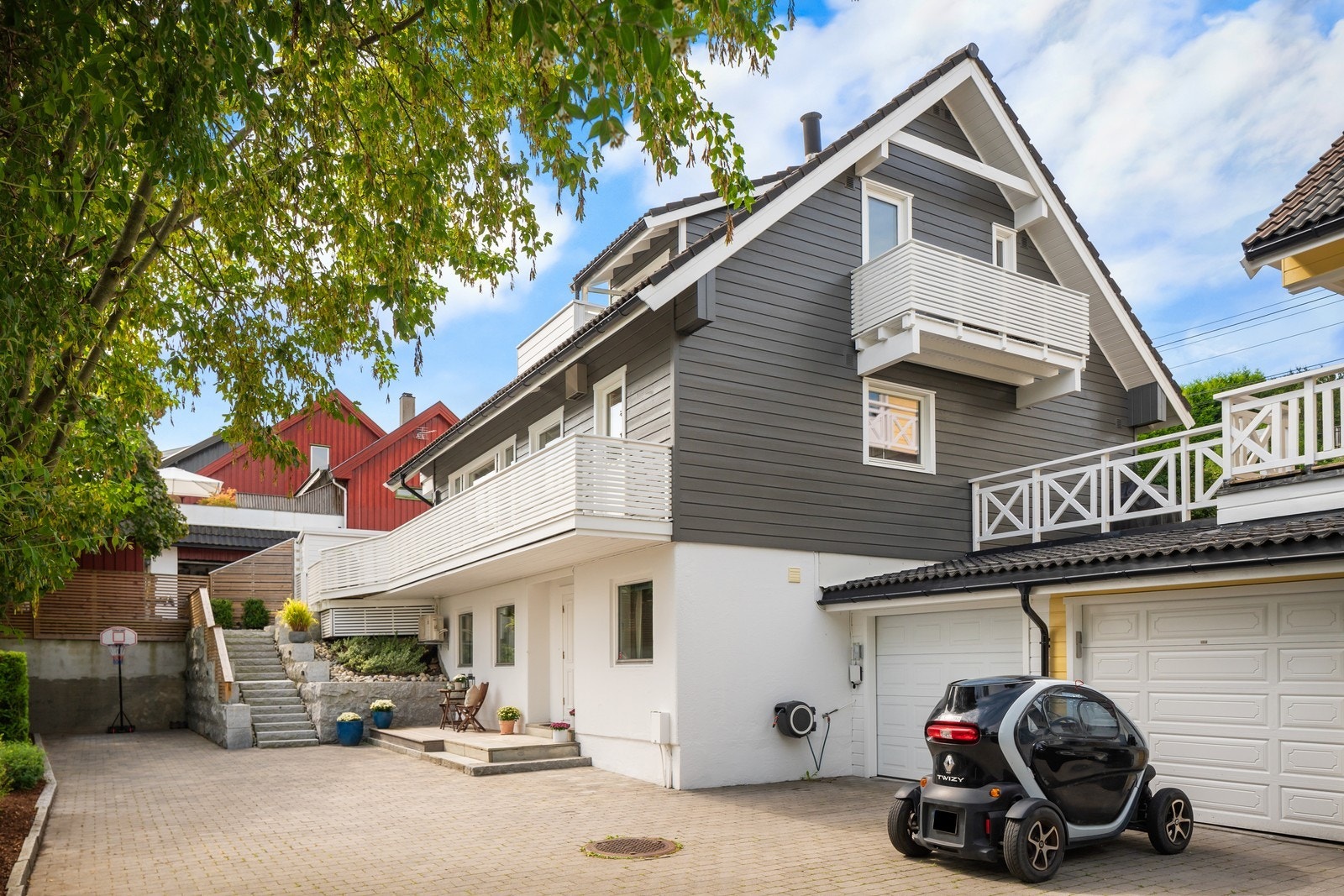 Parkeringsplass til bil i garasje Galleribilde