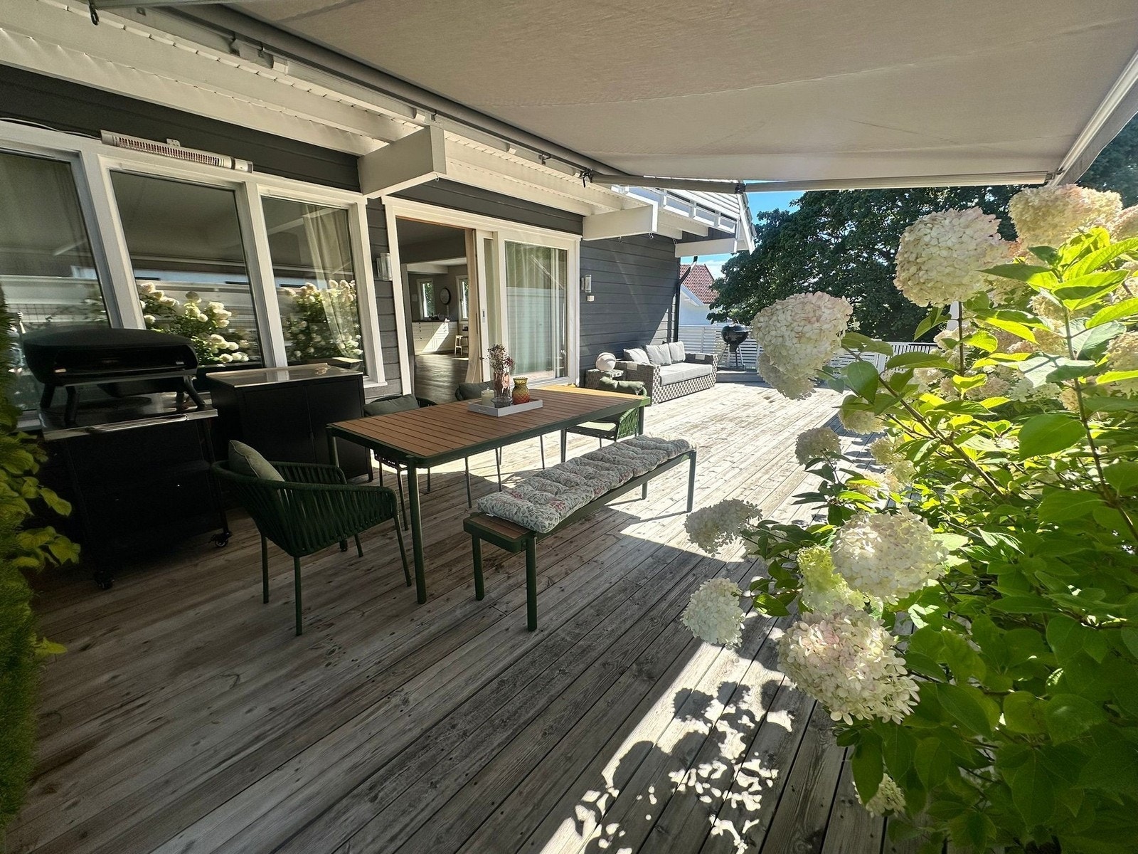 Uteområdet er i dag utstyrt med både grill, god pizzaovn og trampoline som vil bli stående Galleribilde
