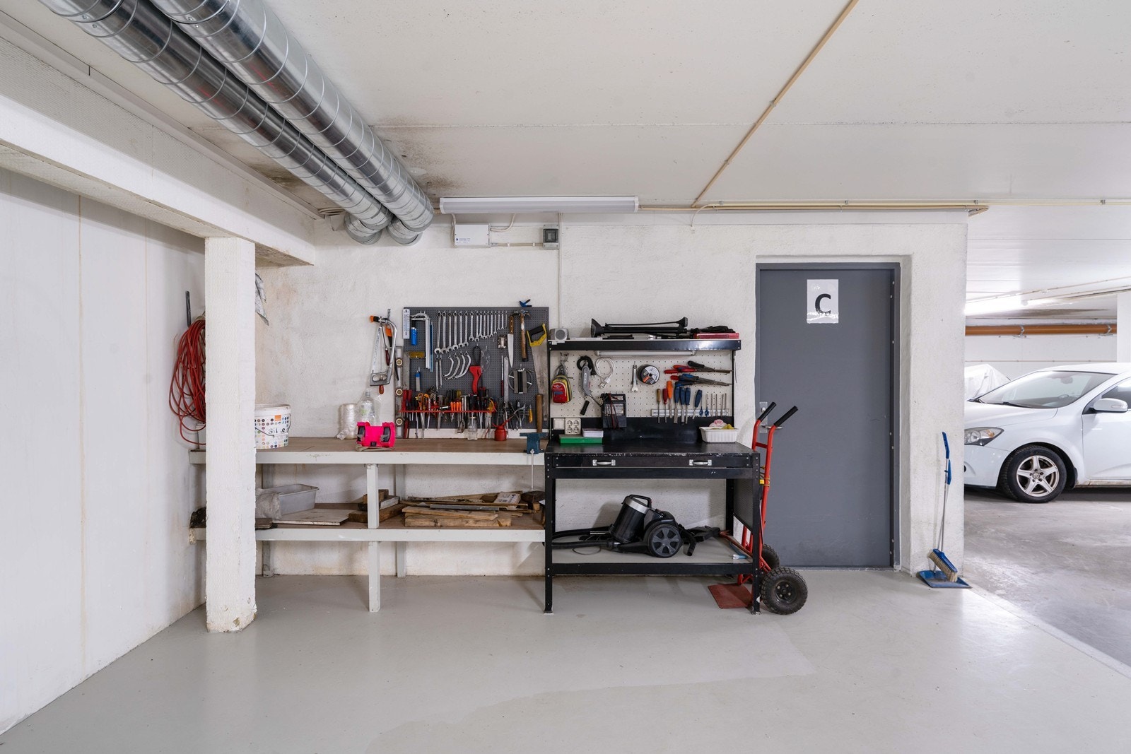 Et arbeidsbord og mye utstyr er stilt til disposisjon av en av sameierne. Alle kan bruke dette og låne utstyr. Galleribilde