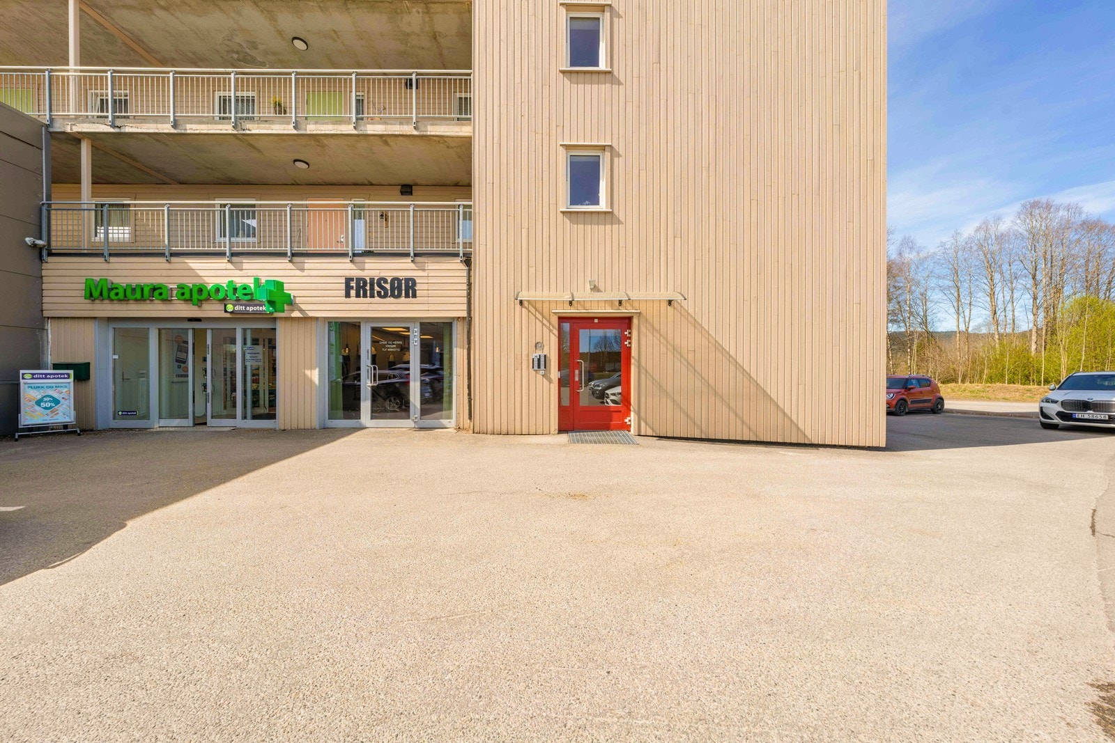 I umiddelbar nærhet til leiligheten har du både apotek, dagligvare butikker og frisør. Galleribilde