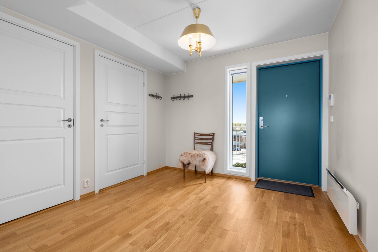 Entreen har en praktisk panelovn og gulv av parkett. Galleribilde