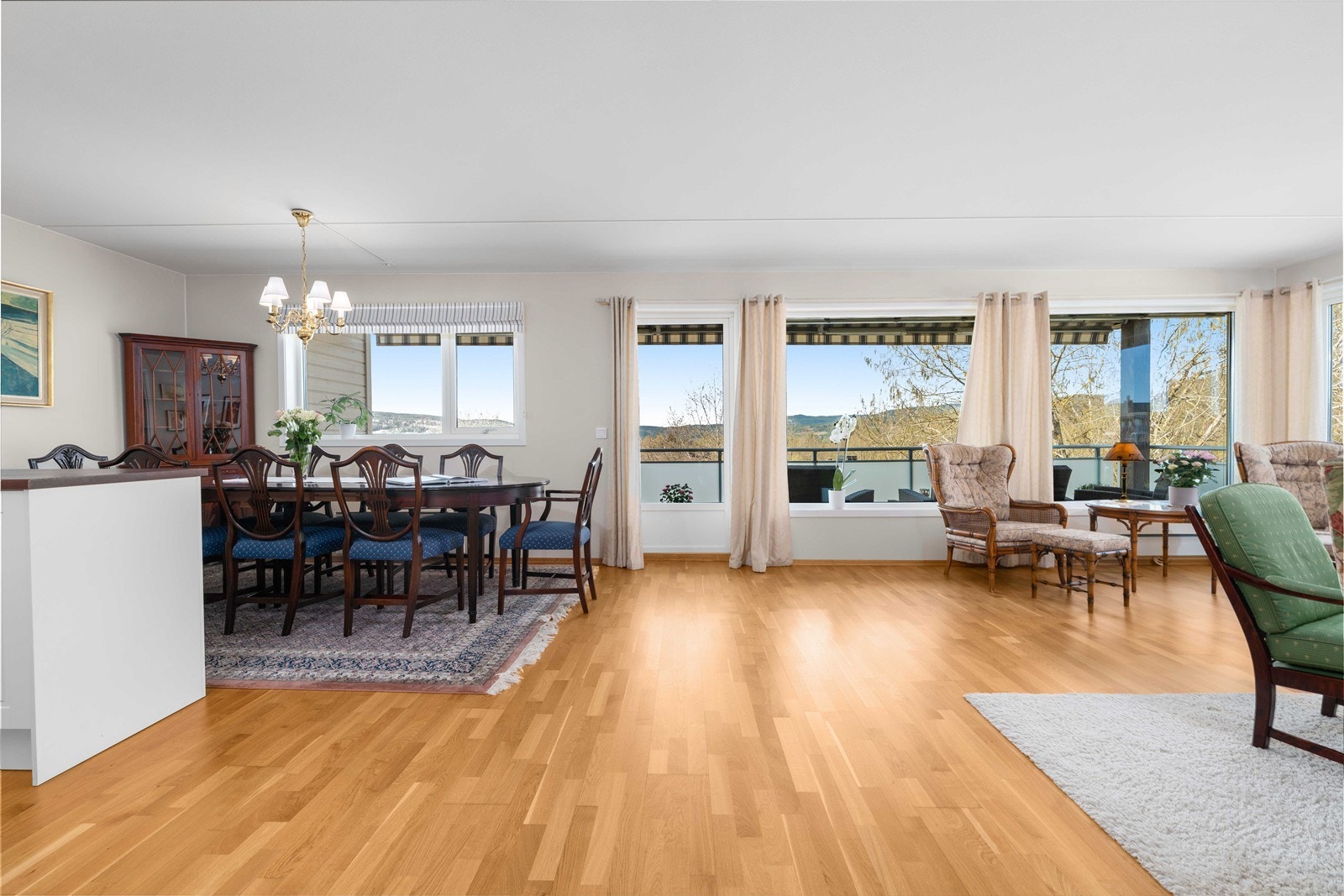 Boligen har flere store vinduer fra flere vinkler, noe som skaper en hyggelig stemning og øker boligen kvalitet. Fra stuen har du adkomst til balkongen. Galleribilde