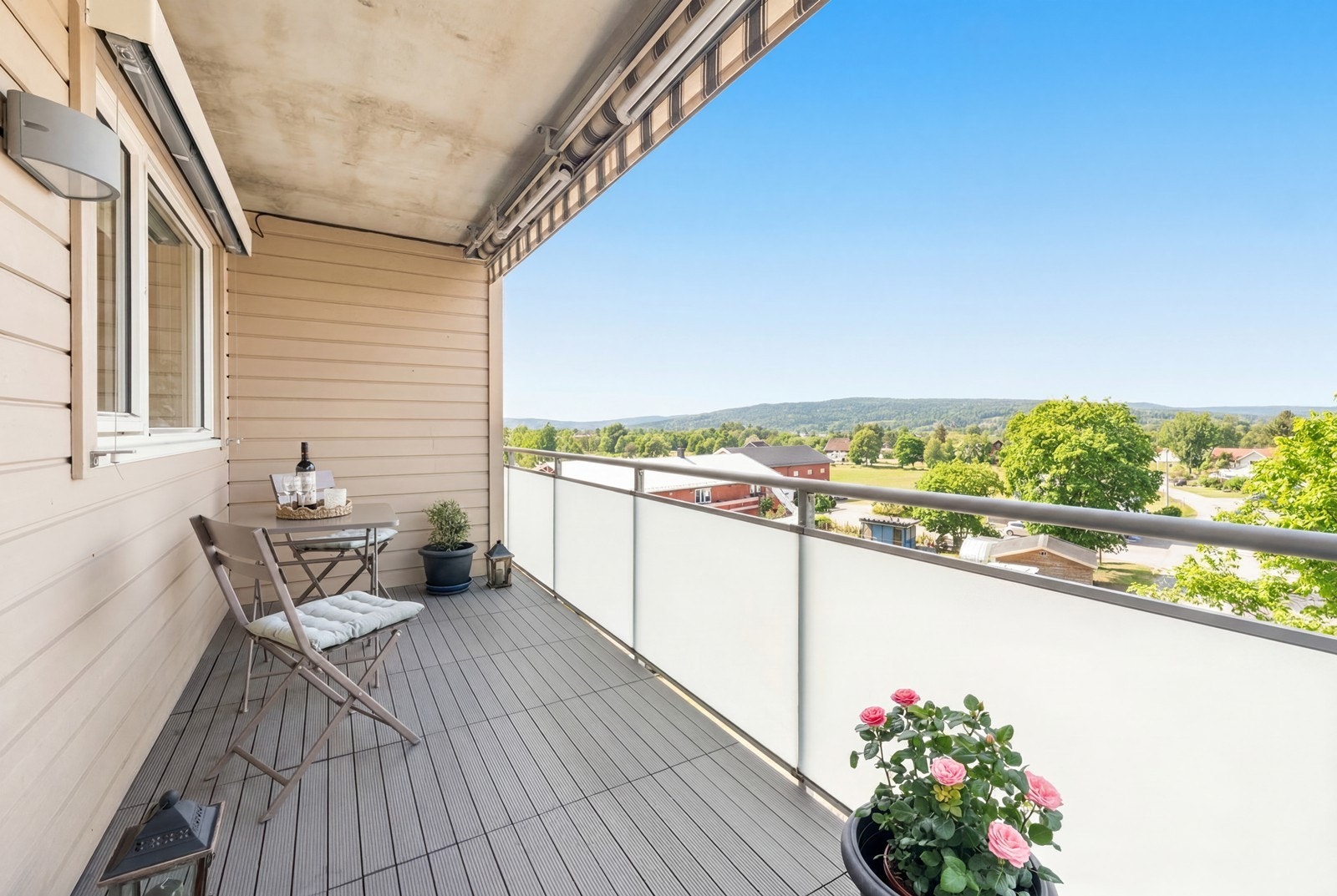 Den vestvendte balkongen har fri og åpen utsikt- som tilbyr vakker kveldshimmel. Balkongen er utstyrt med markise og betongdekket med klikk-terrassebord. Galleribilde