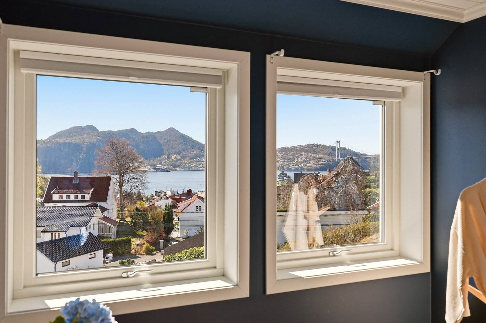 Meget flott utsikt fra hovedsoverommet. Galleribilde